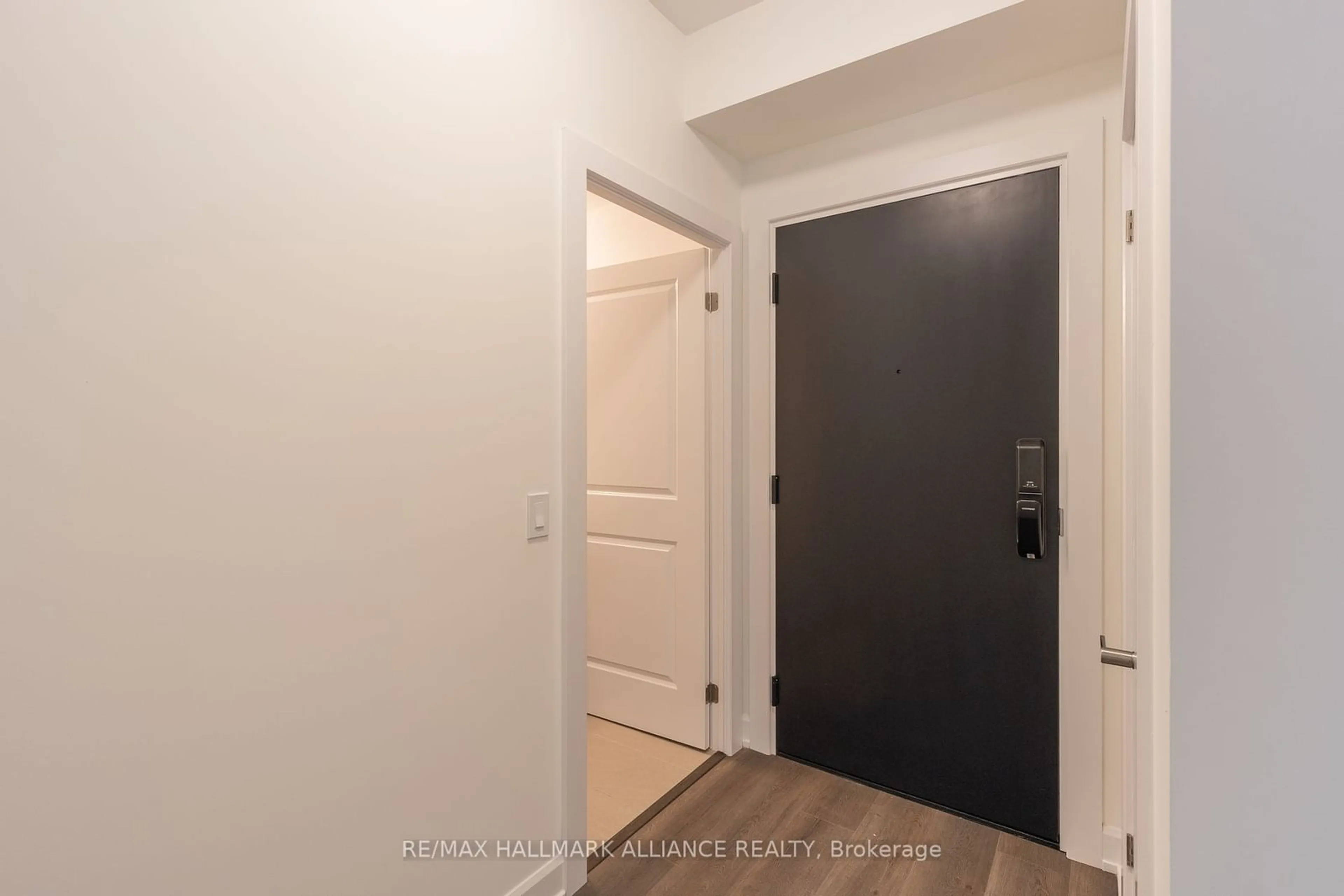 Indoor entryway for 3220 William Coltson Ave #1014, Oakville Ontario L6H 7X9