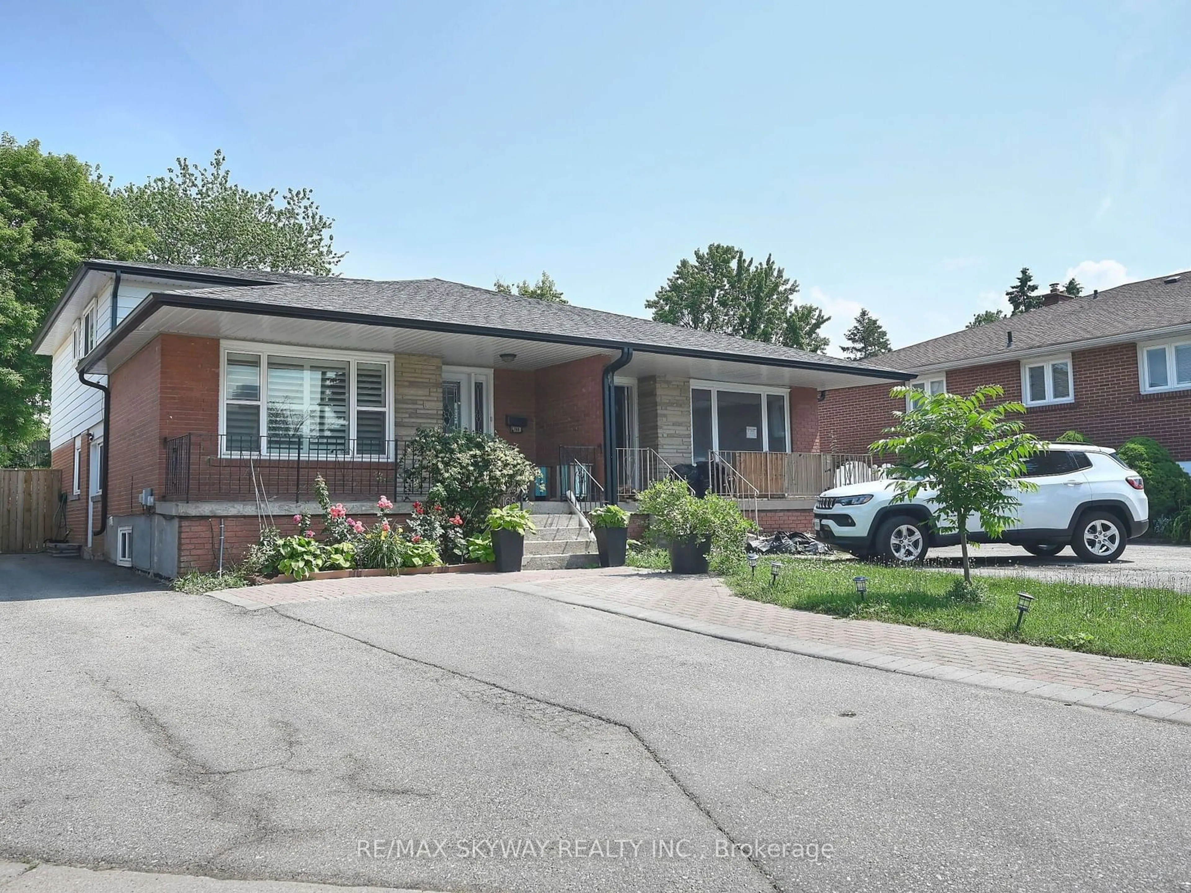 Home with brick exterior material for 168 Voltarie Cres, Mississauga Ontario L5A 2A4