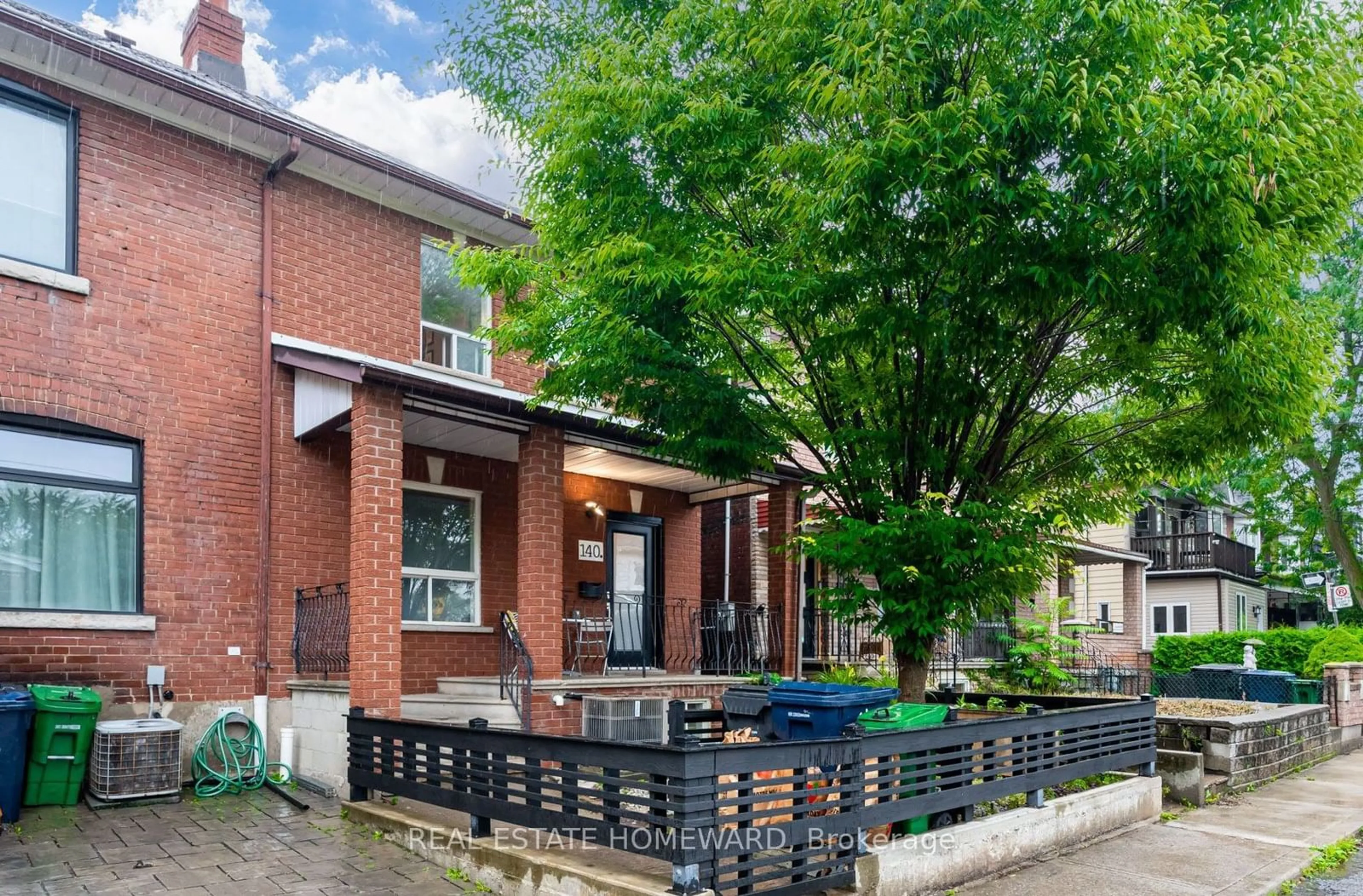 Patio for 140 Millicent St, Toronto Ontario M6H 1W4
