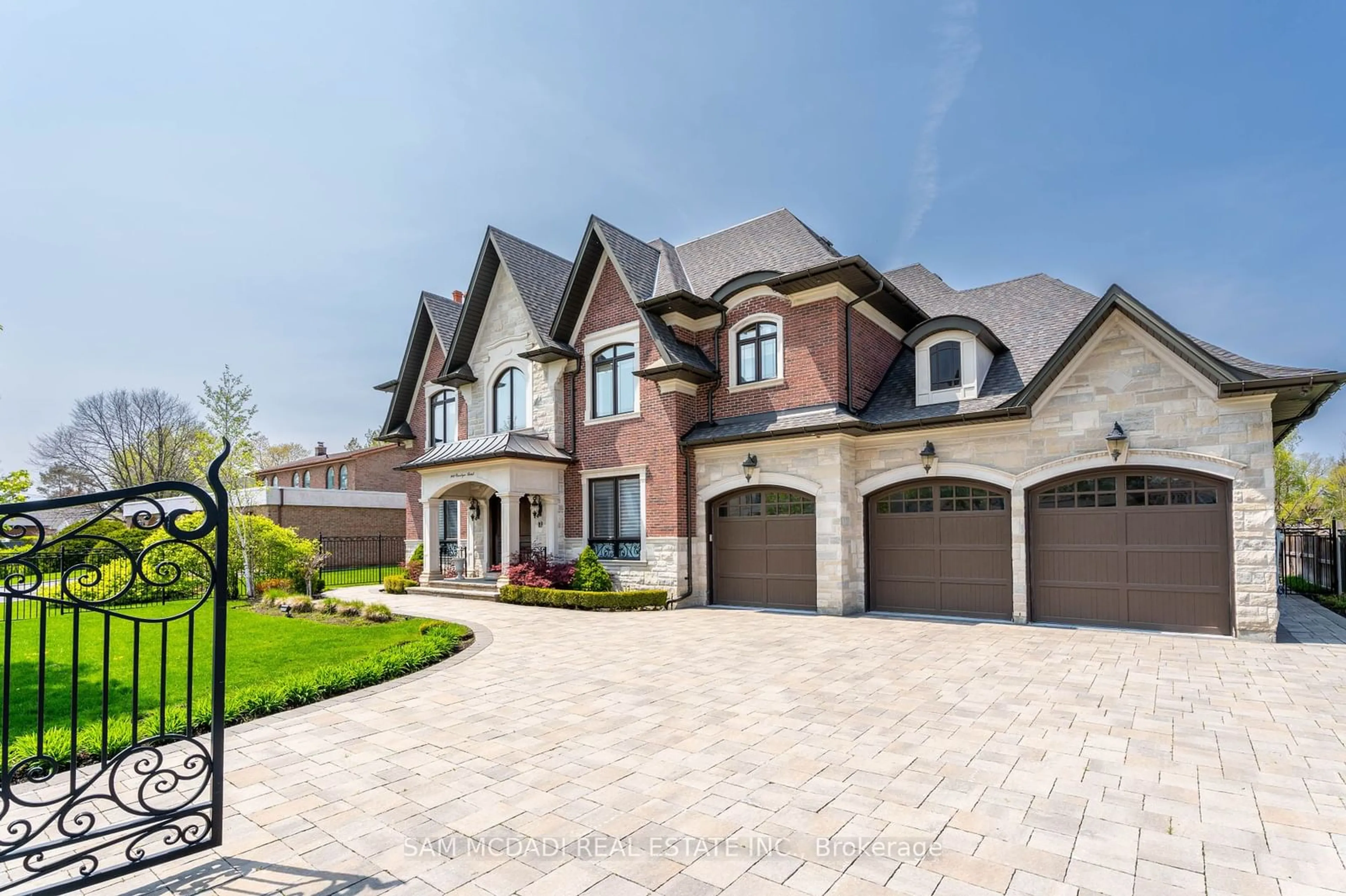 Home with brick exterior material for 1689 Carolyn Rd, Mississauga Ontario L5M 2C9