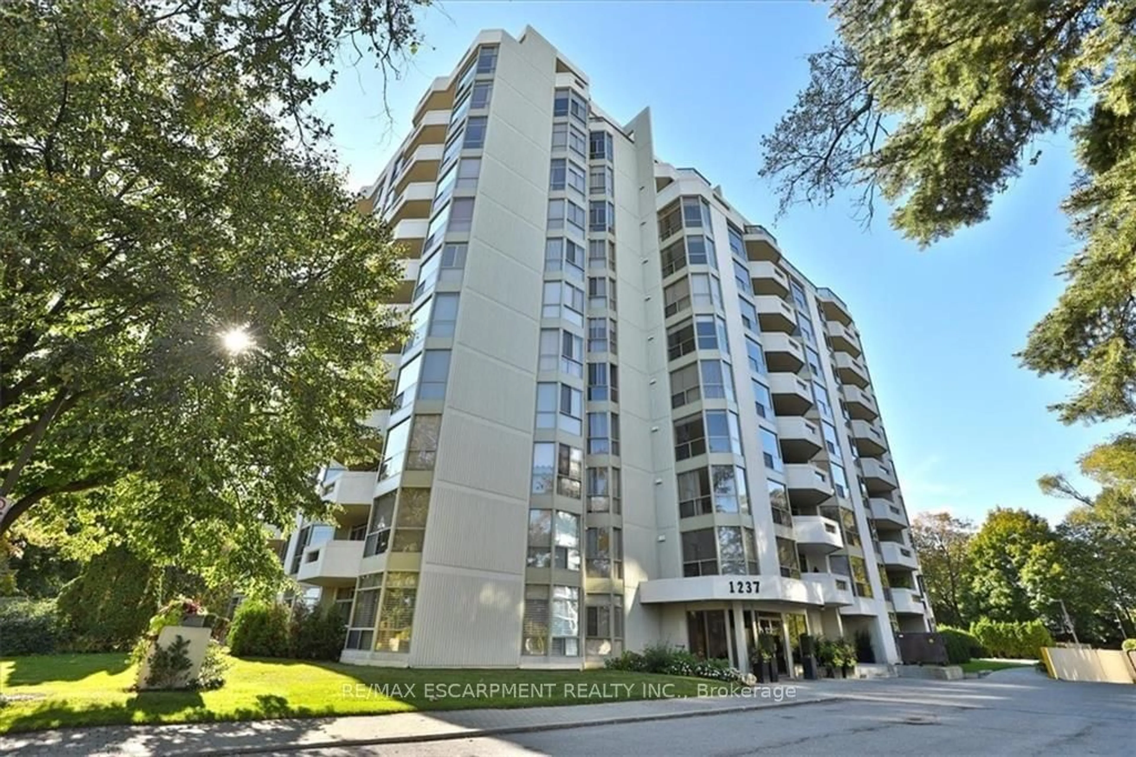 A pic from exterior of the house or condo for 1237 North Shore Blvd #404, Burlington Ontario L7S 2H8