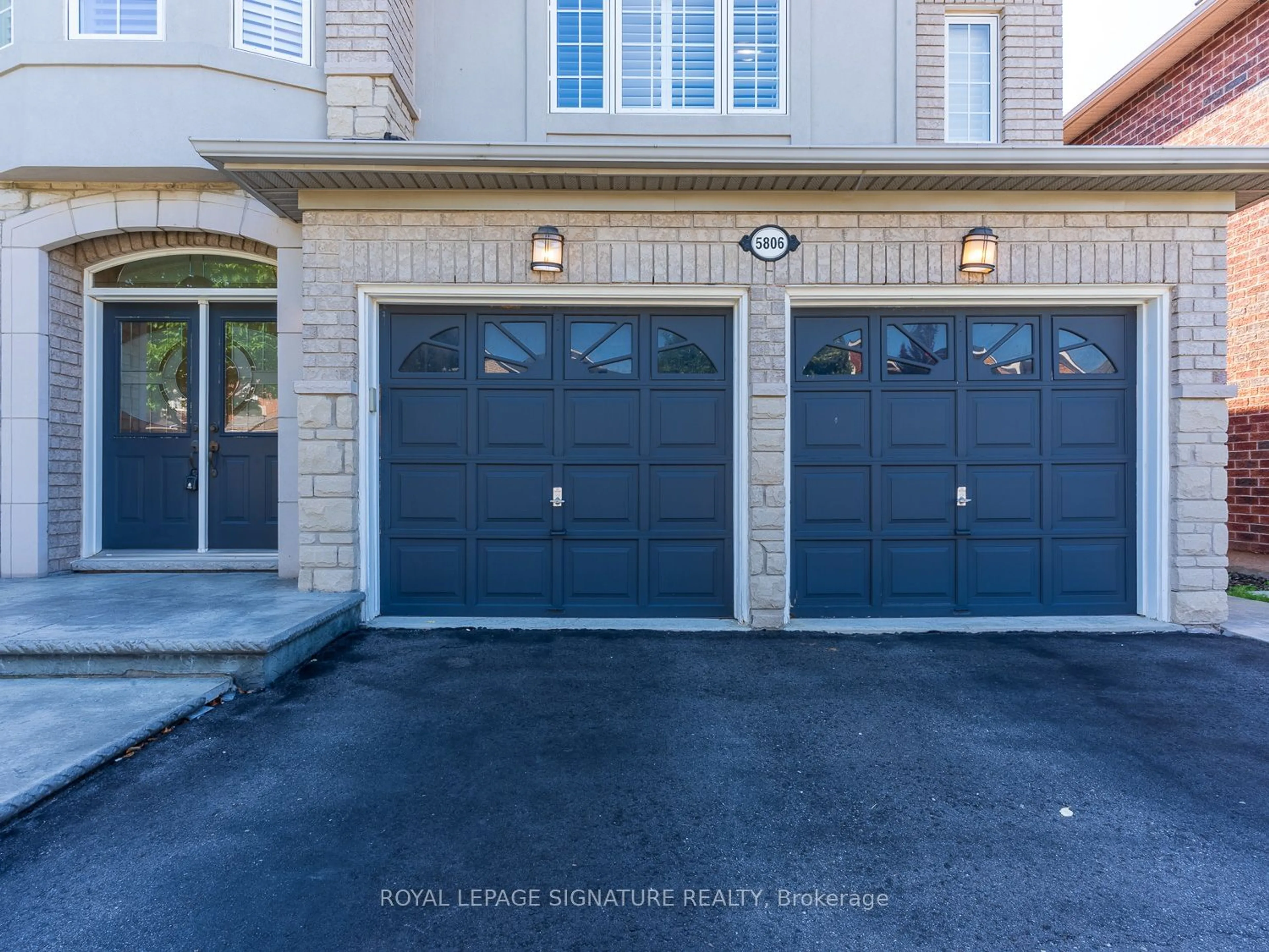 Indoor garage for 5806 Page Cres, Burlington Ontario L7L 7N9