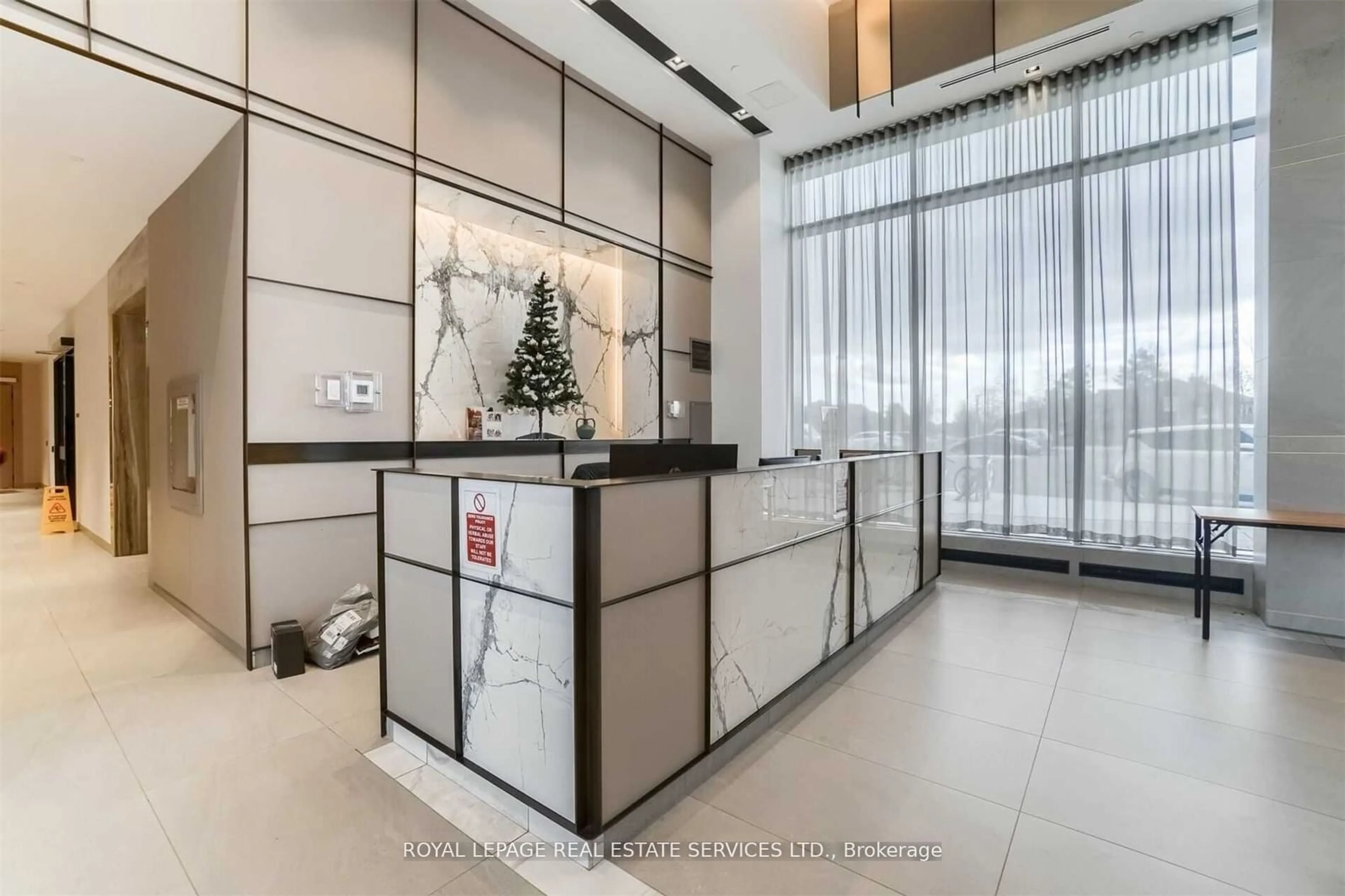 Indoor foyer for 4655 Metcalfe Ave #1506, Mississauga Ontario L5M 0E7