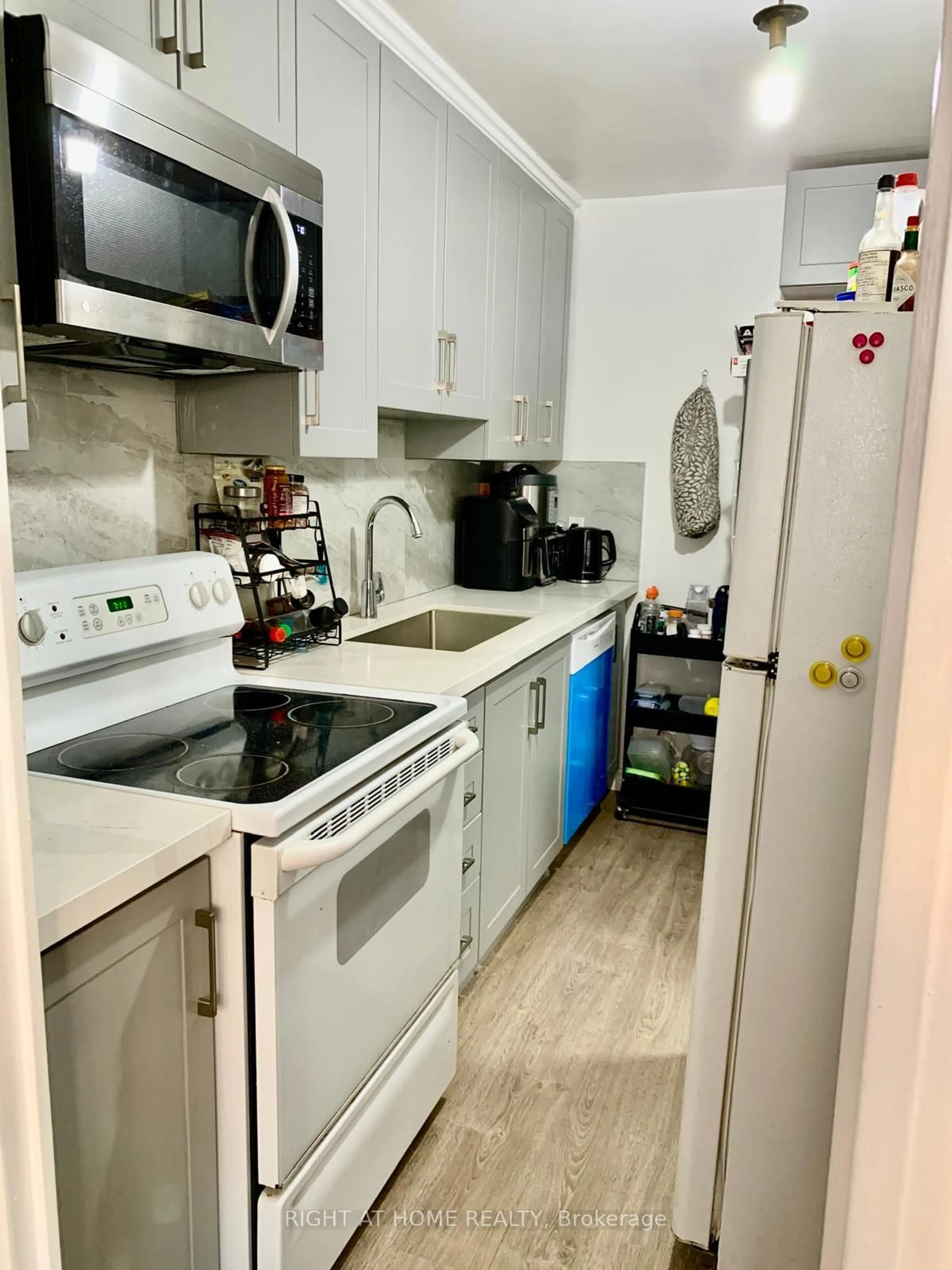 Standard kitchen for 10 Eddystone Ave #126, Toronto Ontario M3N 2T2