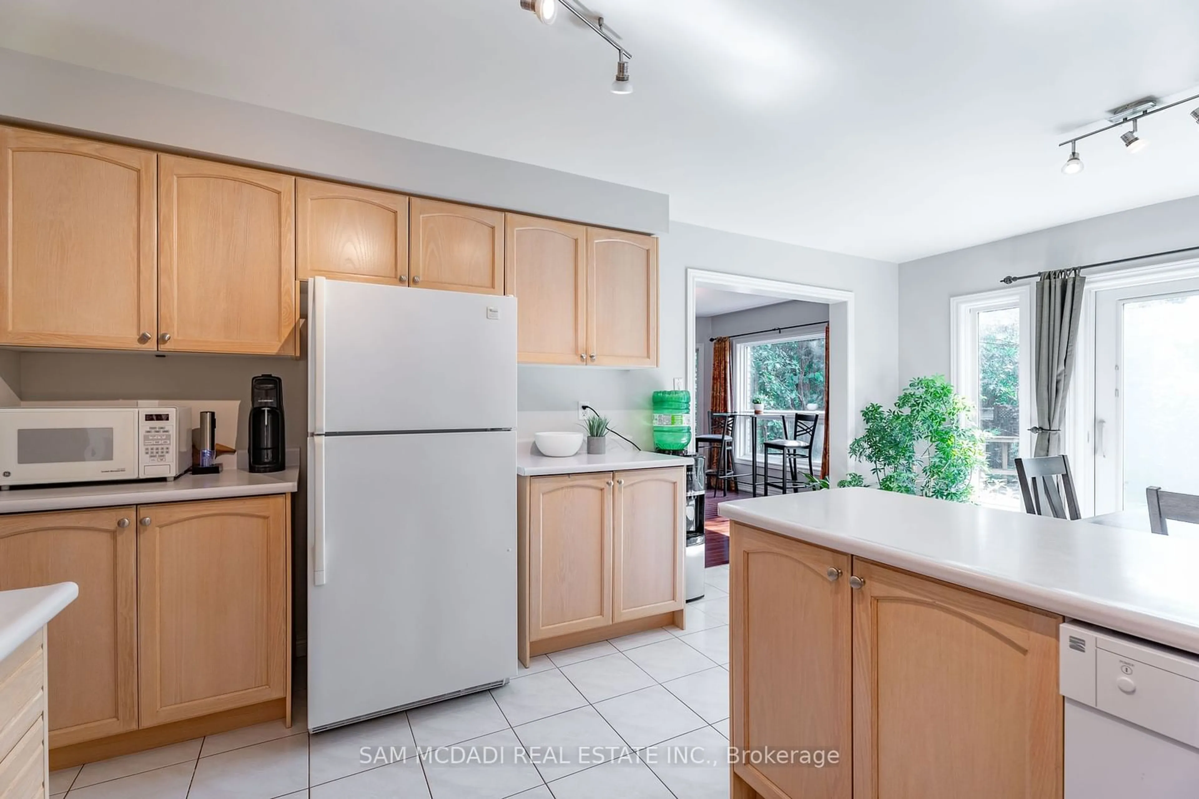 Standard kitchen for 2265 Brays Lane, Oakville Ontario L6M 3J5