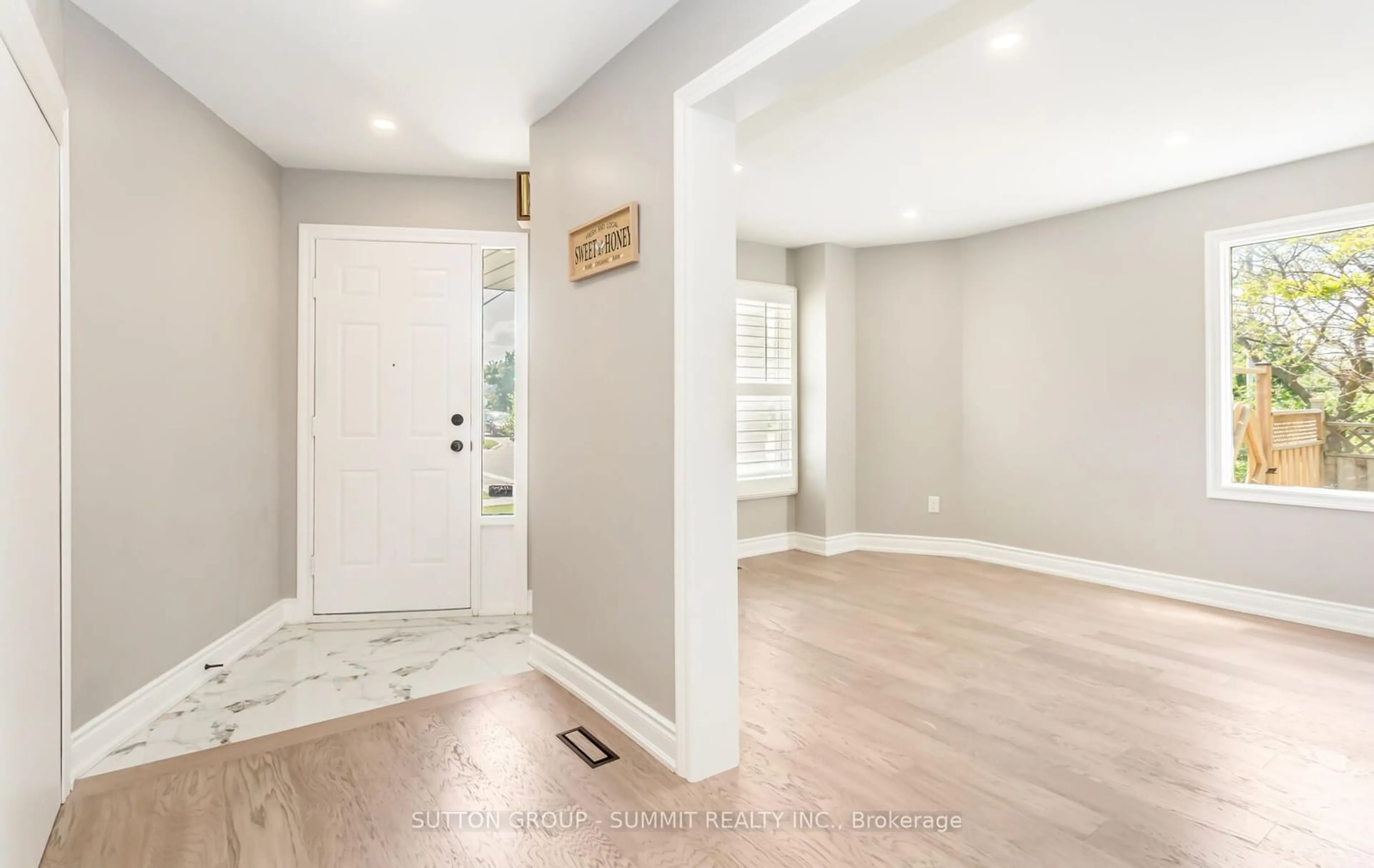 Indoor entryway for 5145 Guildwood Way, Mississauga Ontario L5R 2S7