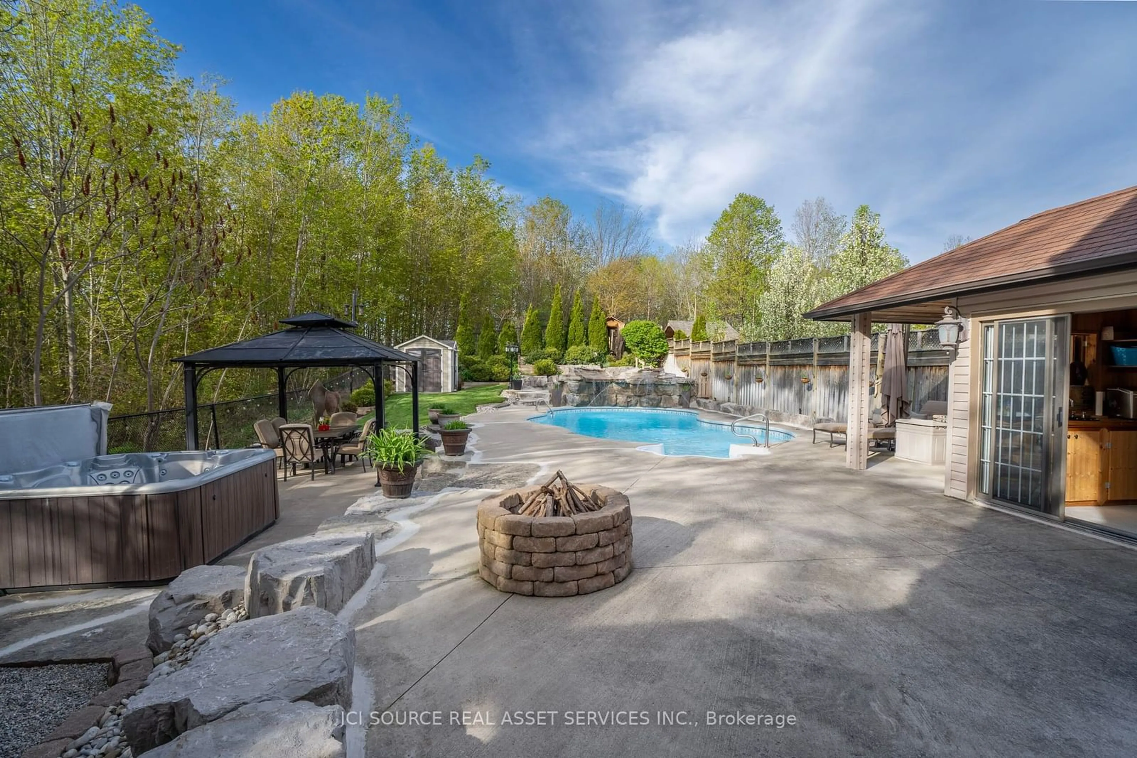 Indoor or outdoor pool for 244 Eaton St, Halton Hills Ontario L7G 6N9