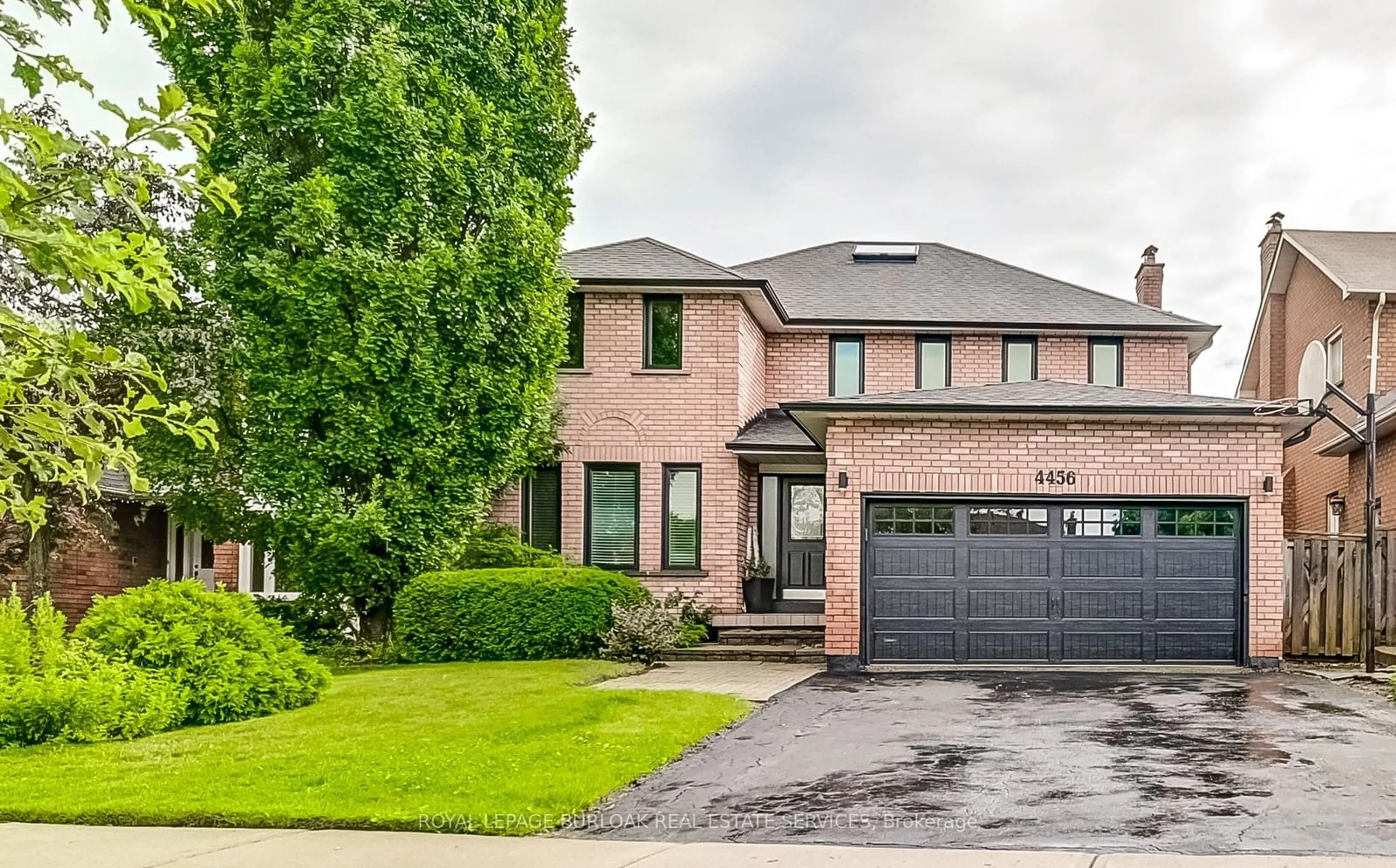 Home with brick exterior material for 4456 Idlewilde Cres, Mississauga Ontario L5M 4E3