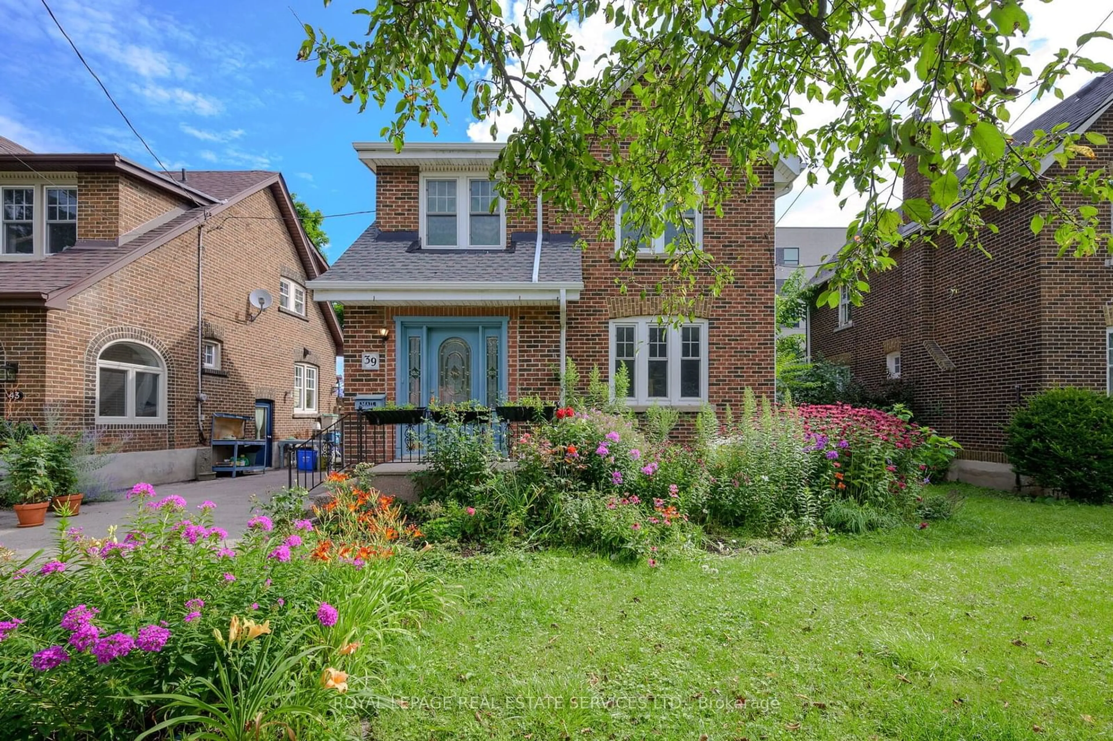 A pic from exterior of the house or condo, the fenced backyard for 39 Court St, Milton Ontario L9T 2S2