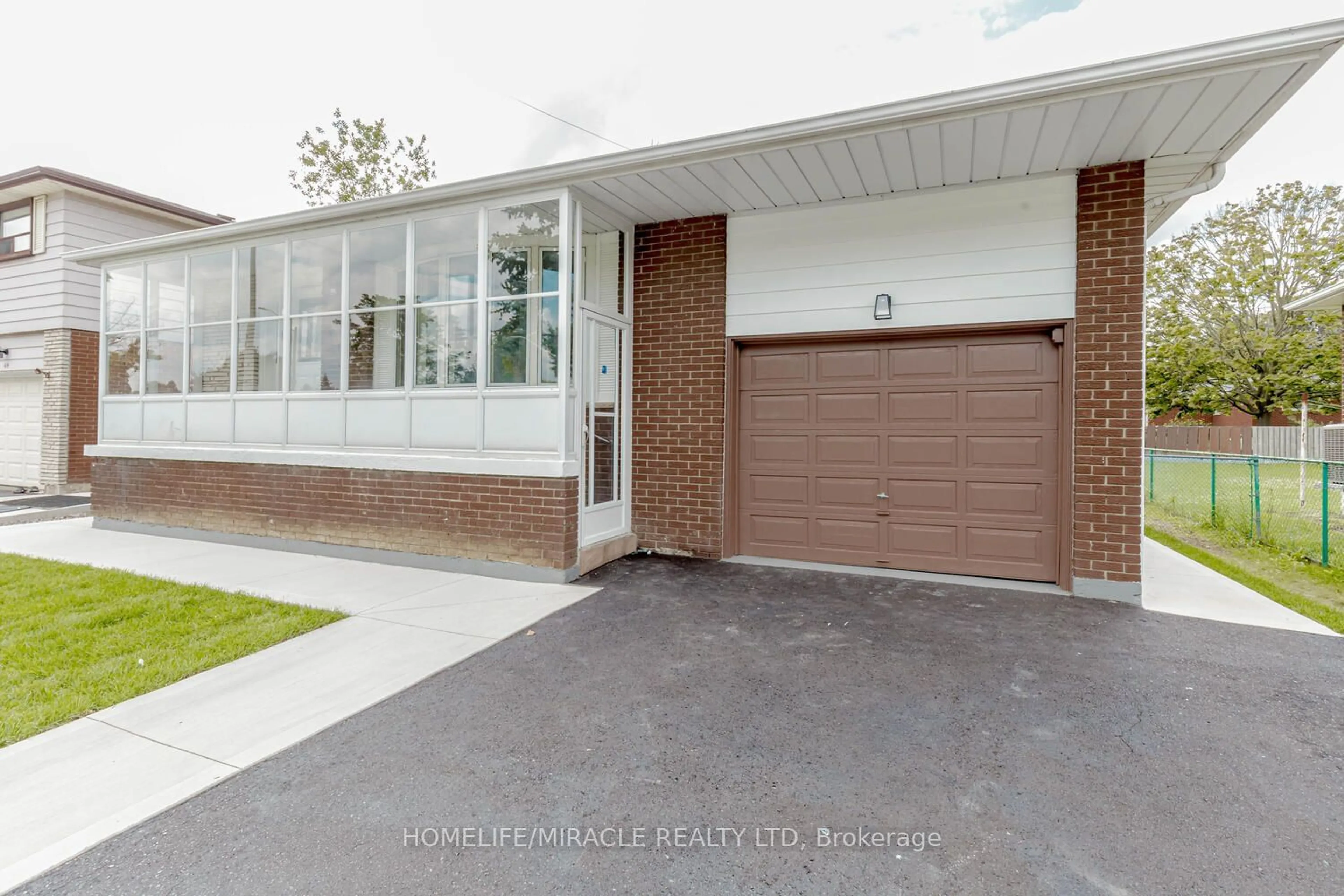 Home with brick exterior material for 62 Elgin Dr, Brampton Ontario L6Y 1A8