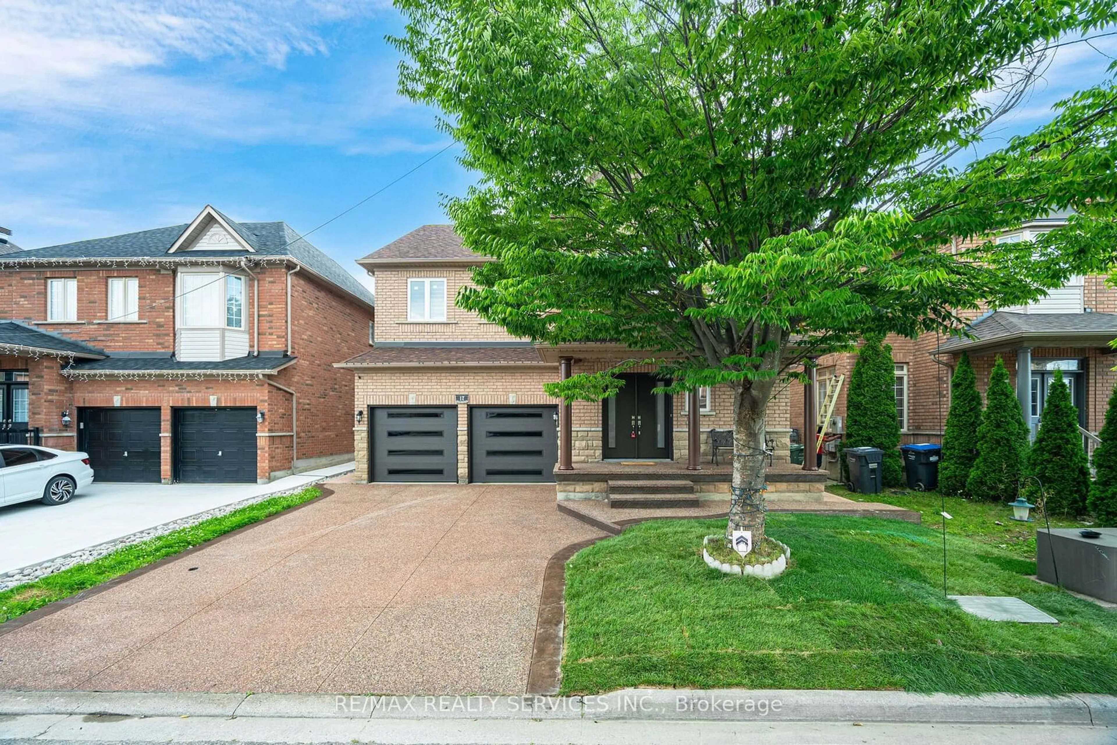 Home with brick exterior material for 17 Castle Mountain Dr, Brampton Ontario L6R 2W9