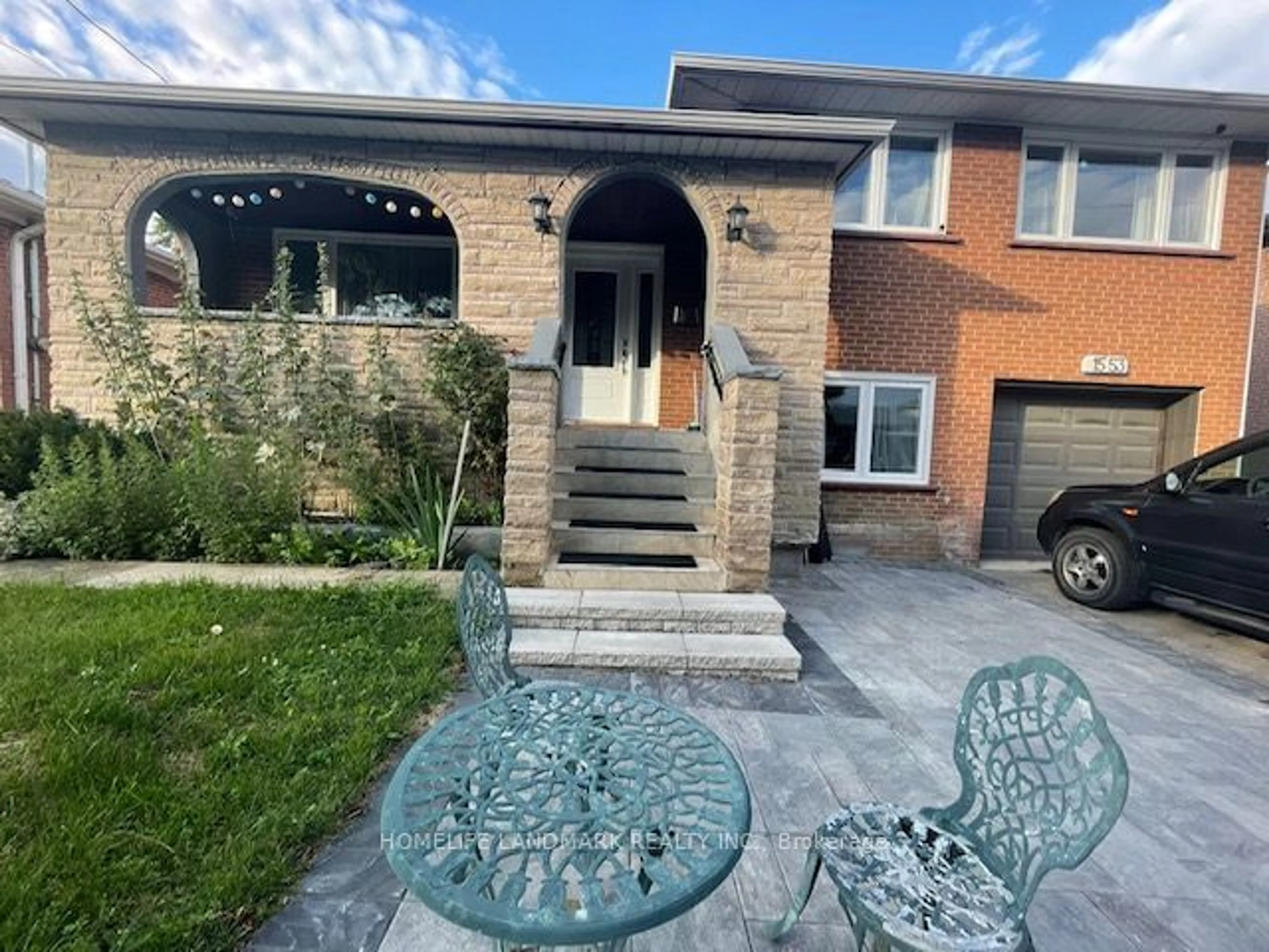 Home with brick exterior material for 1553 Ogden Ave, Mississauga Ontario L5E 2H9