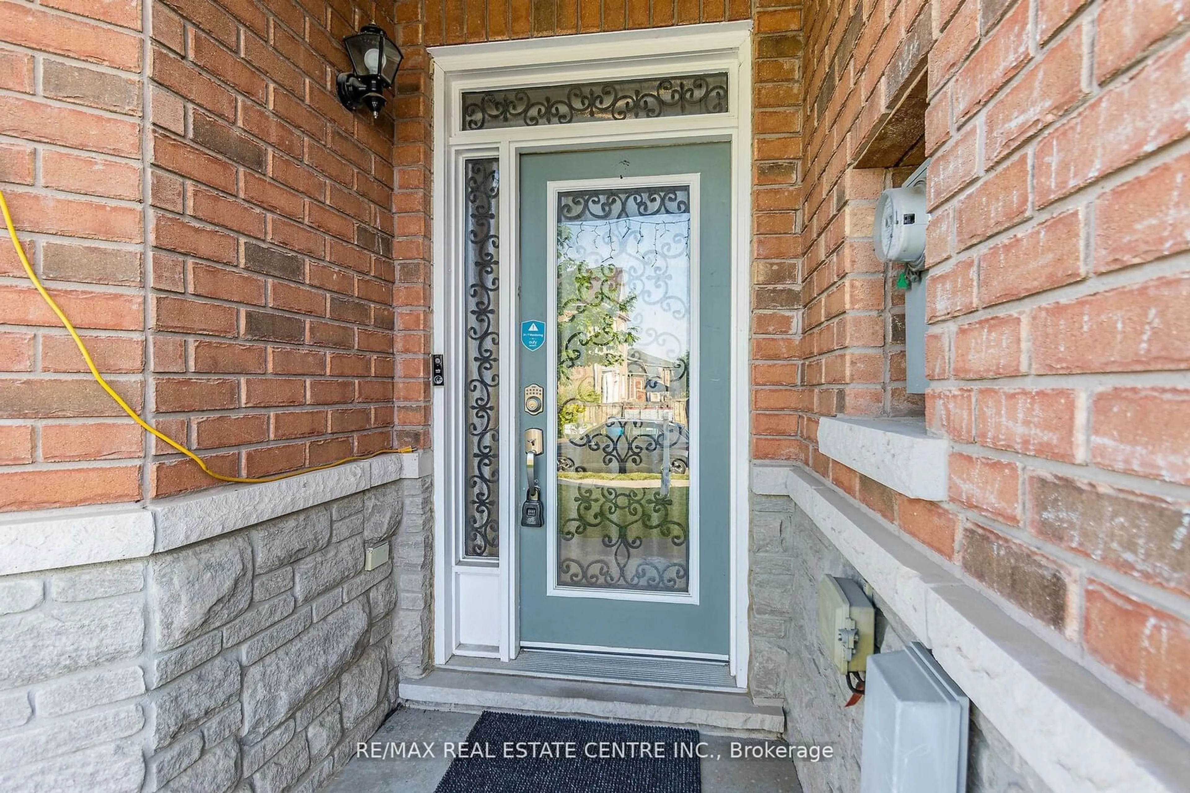 Indoor entryway for 6 Millhouse Mews, Brampton Ontario L6Y 5J8