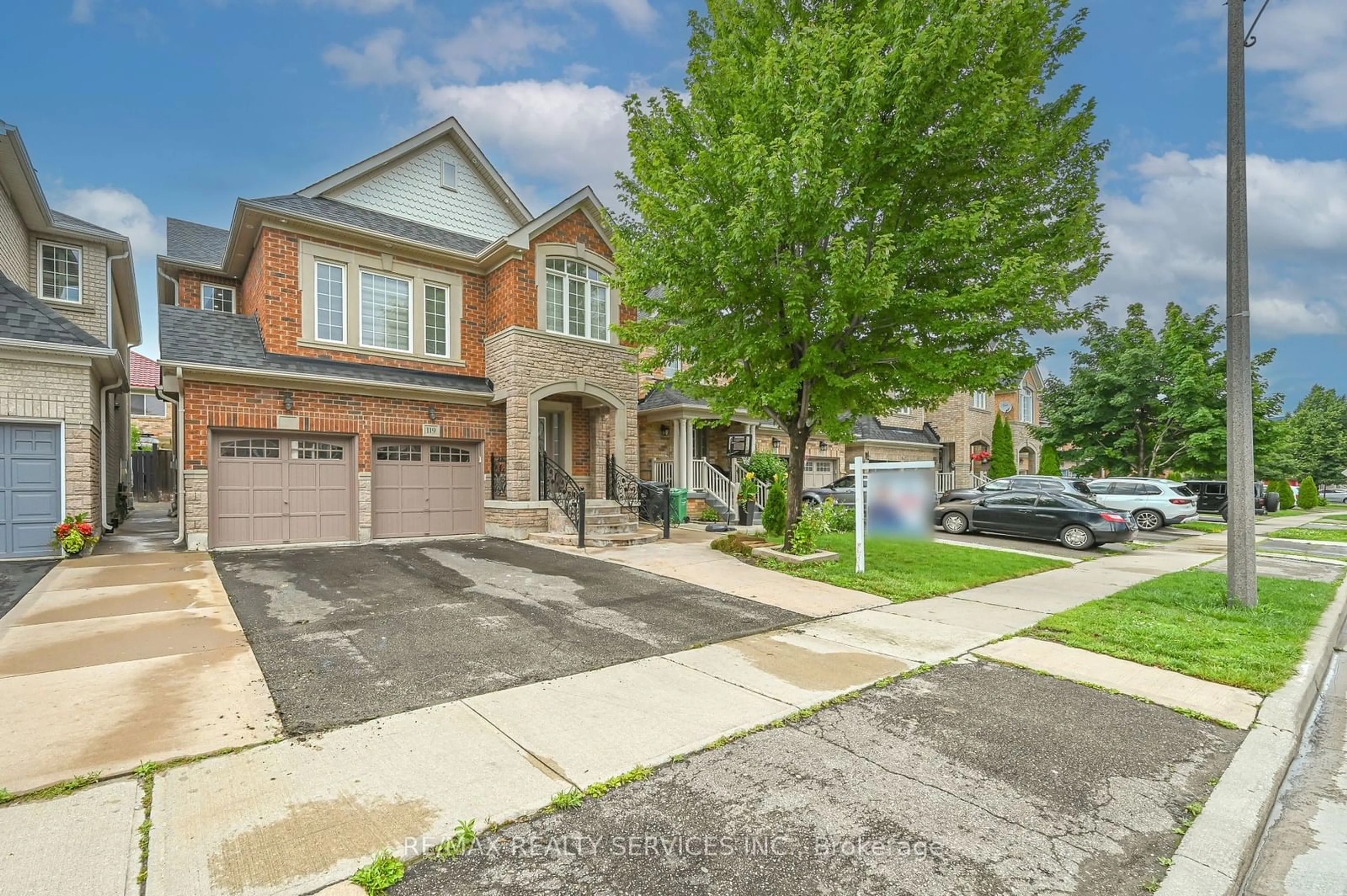 Home with brick exterior material for 119 Crown Victoria Dr, Brampton Ontario L7A 3X9