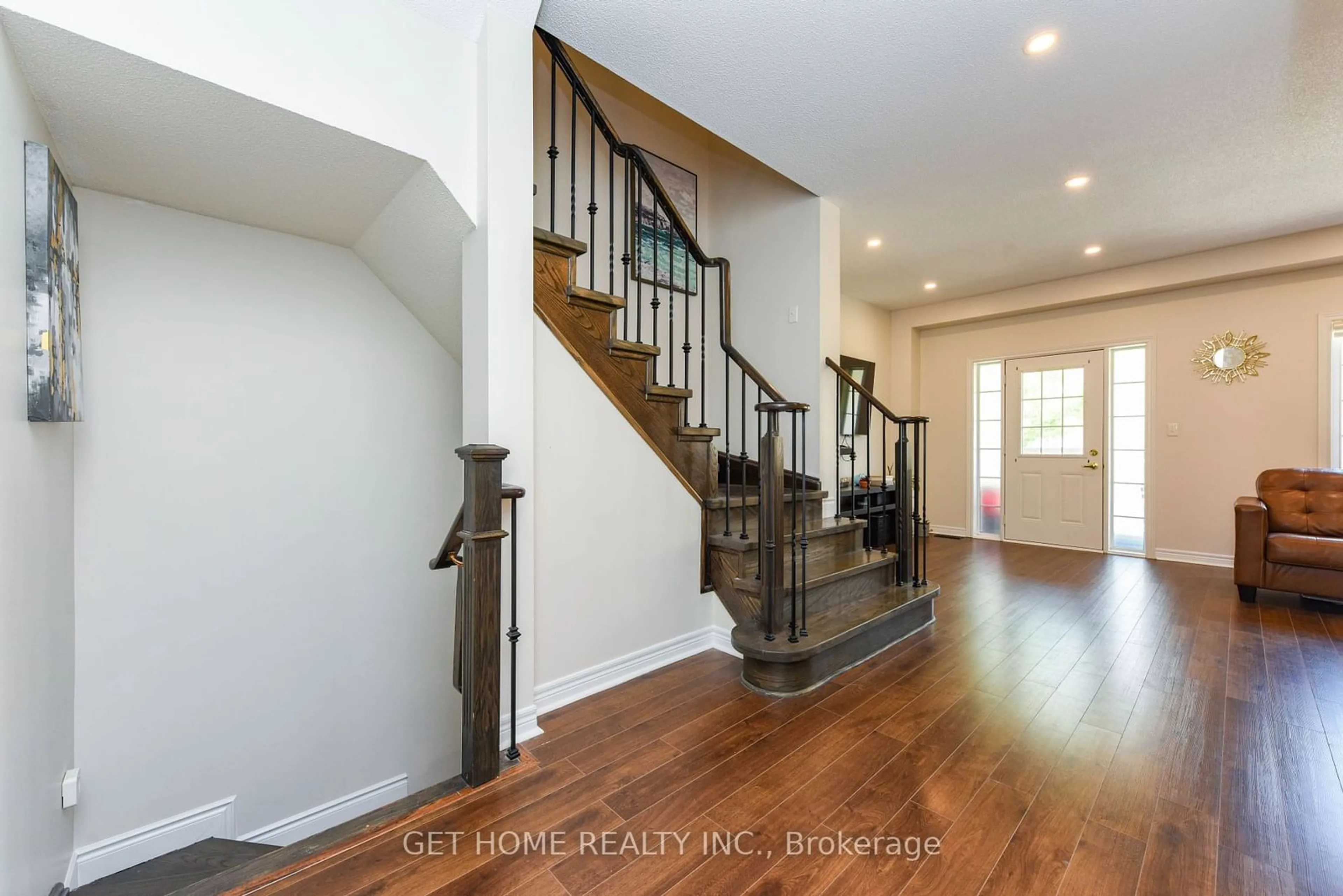 Indoor entryway for 90 Arizona Dr, Brampton Ontario L6Y 0R6