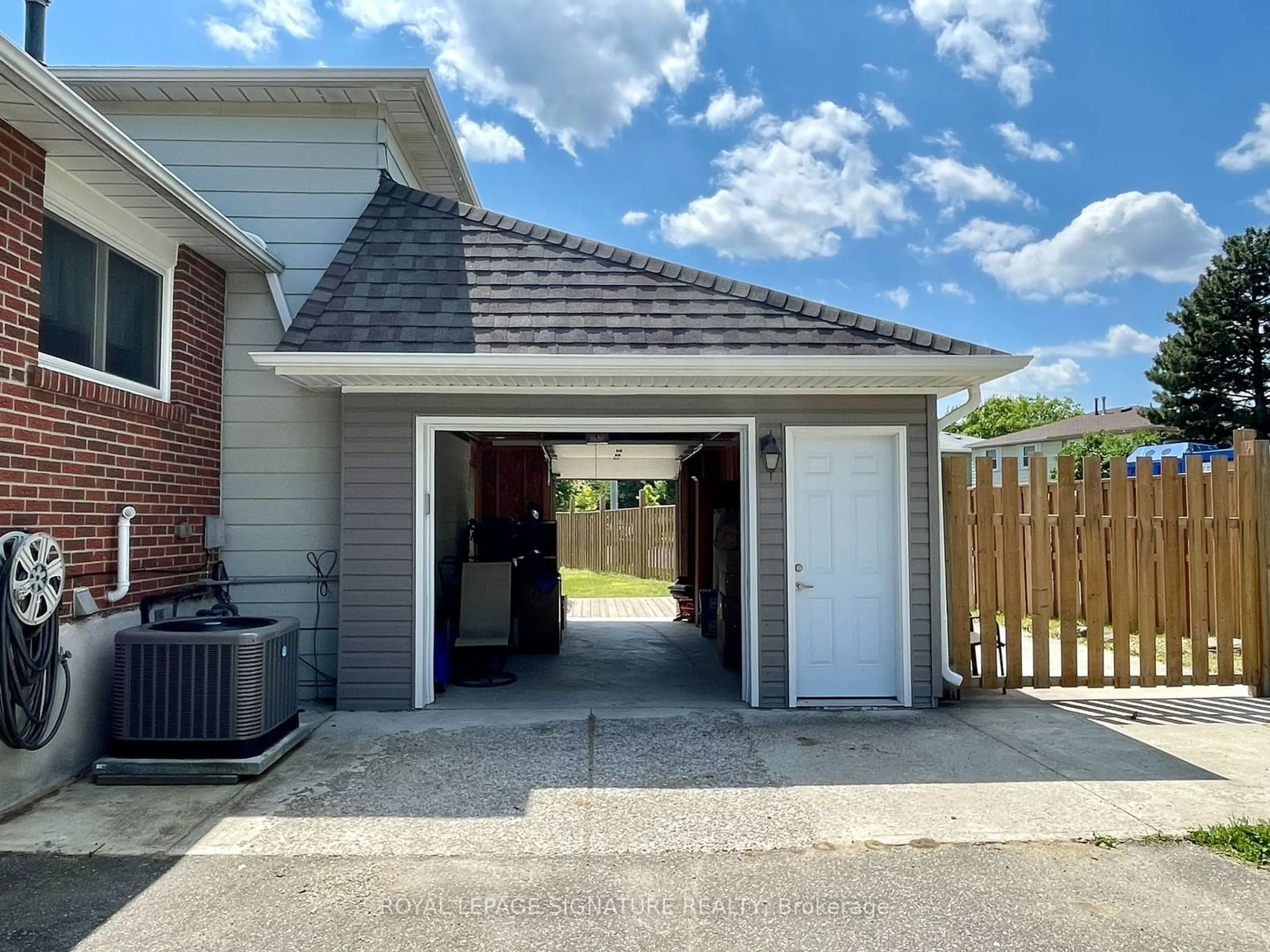 Frontside or backside of a home for 164 Archdekin Dr, Brampton Ontario L6V 1Y7