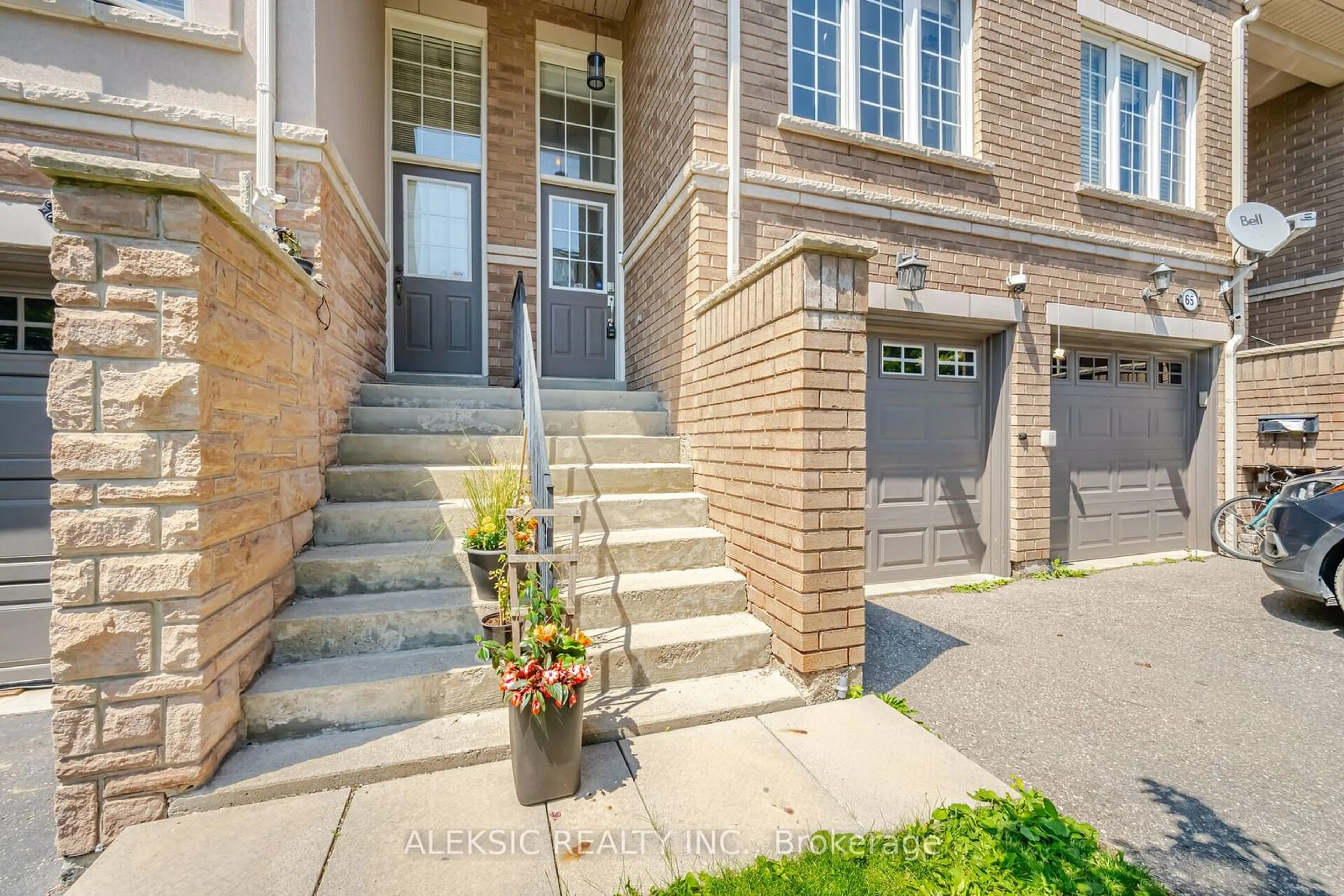 Home with brick exterior material for 435 Hensall Circ #67, Mississauga Ontario L5A 4P1