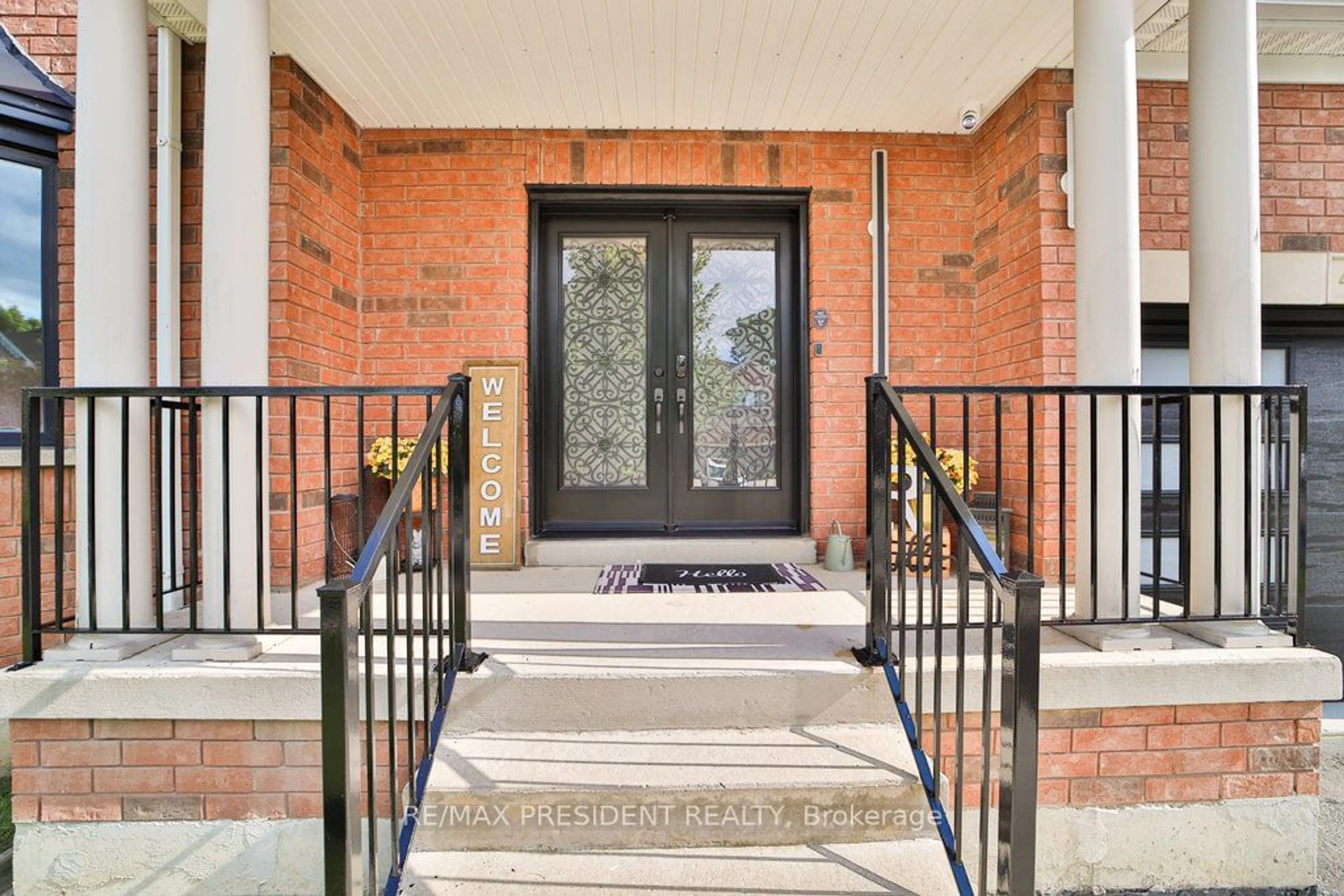 Indoor entryway for 46 Grist Mill Dr, Halton Hills Ontario L7G 6C1