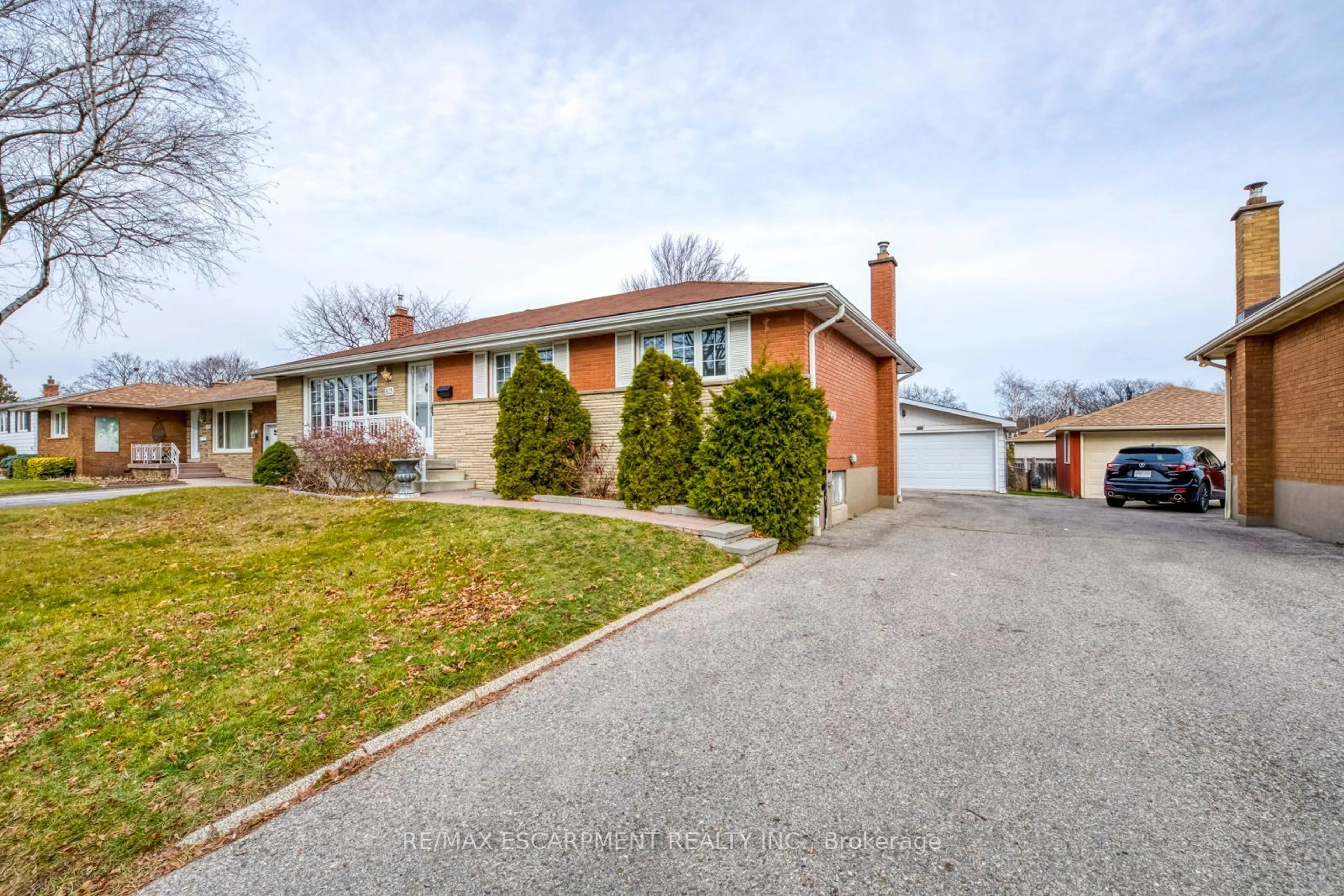 Frontside or backside of a home for 615 Cumberland Ave, Burlington Ontario L7N 2X4