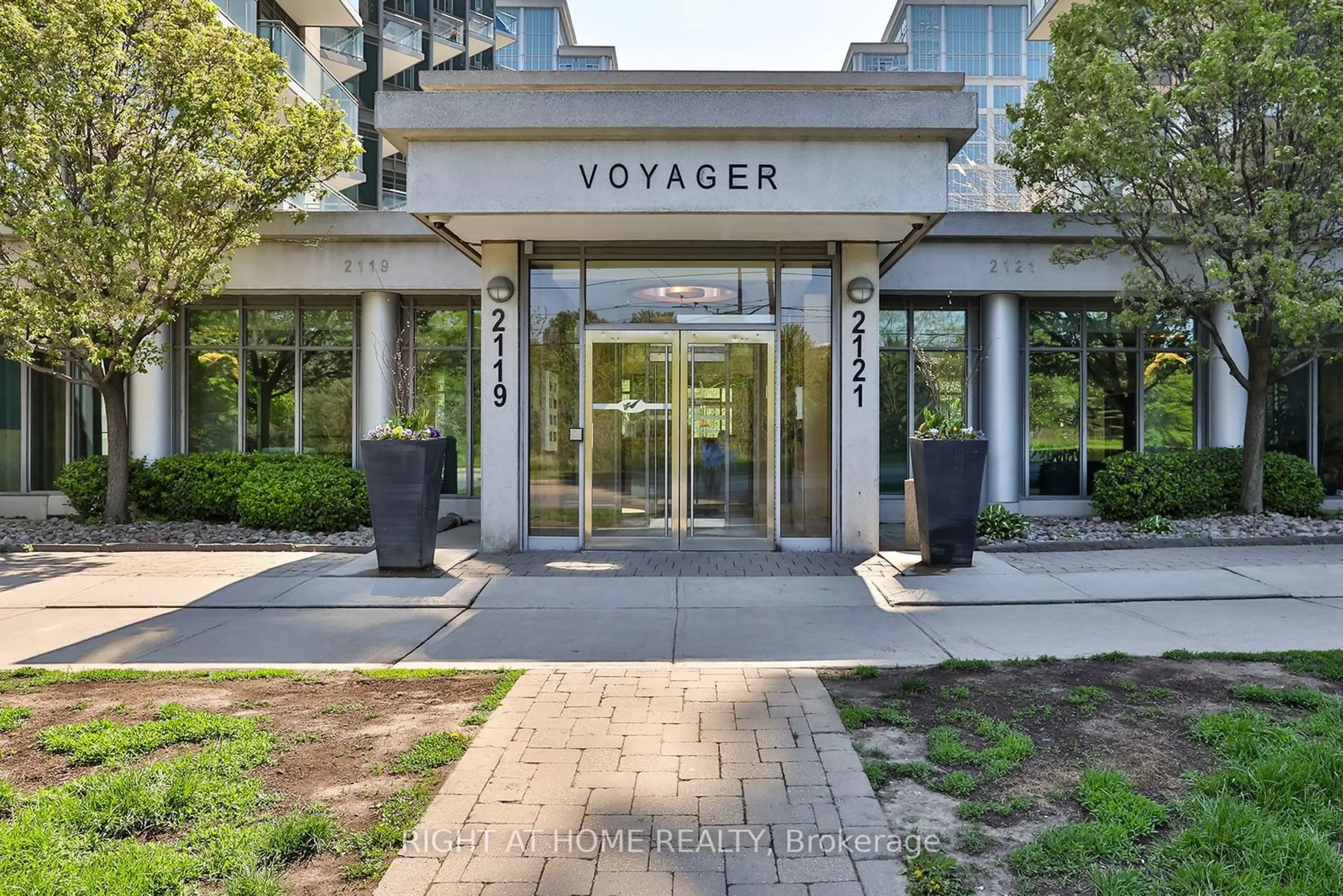 Indoor foyer for 2119 Lake Shore Blvd #1004, Toronto Ontario M8V 4E8