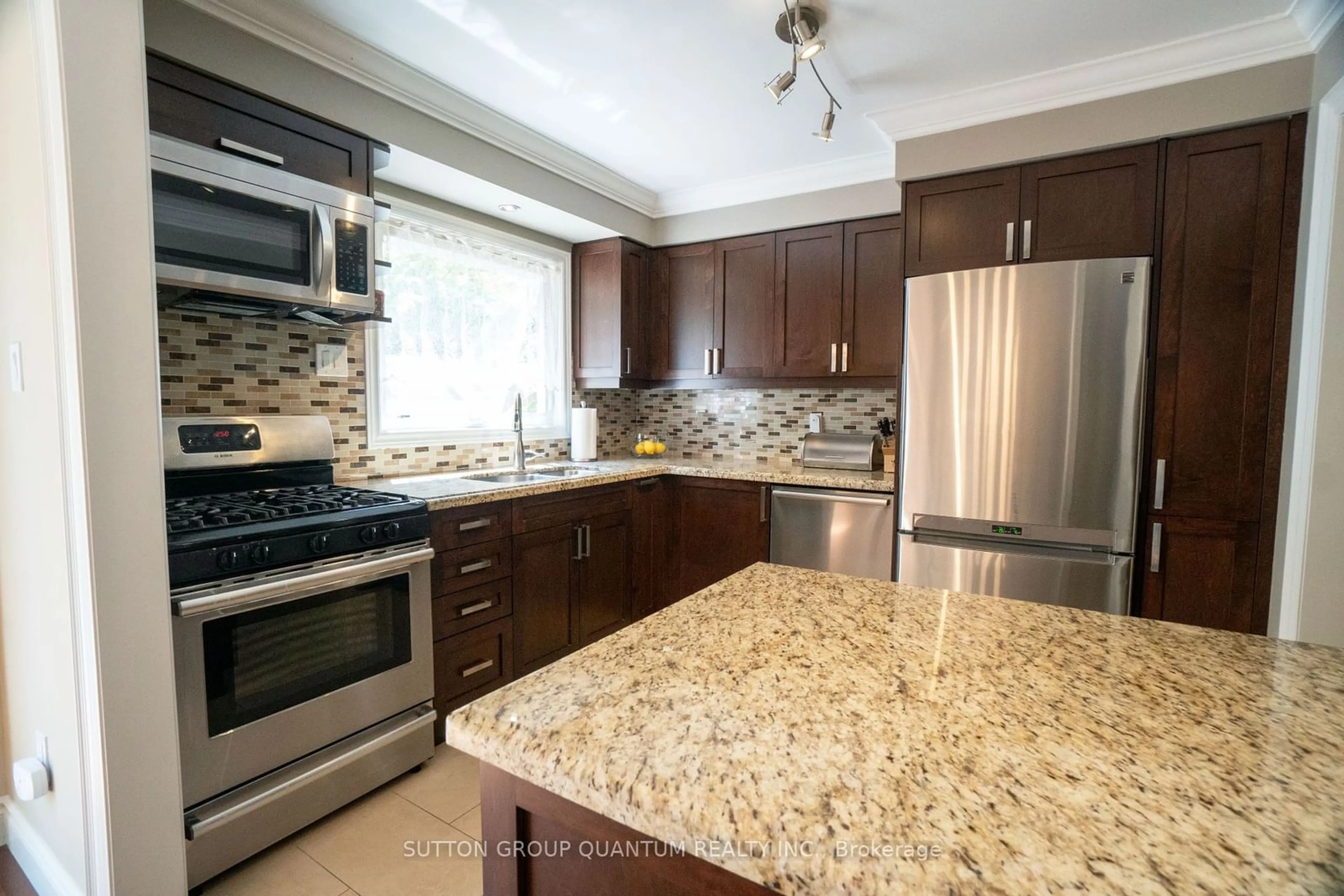 Standard kitchen for 1050 SHAWNMARR Rd #49, Mississauga Ontario L5H 3V1