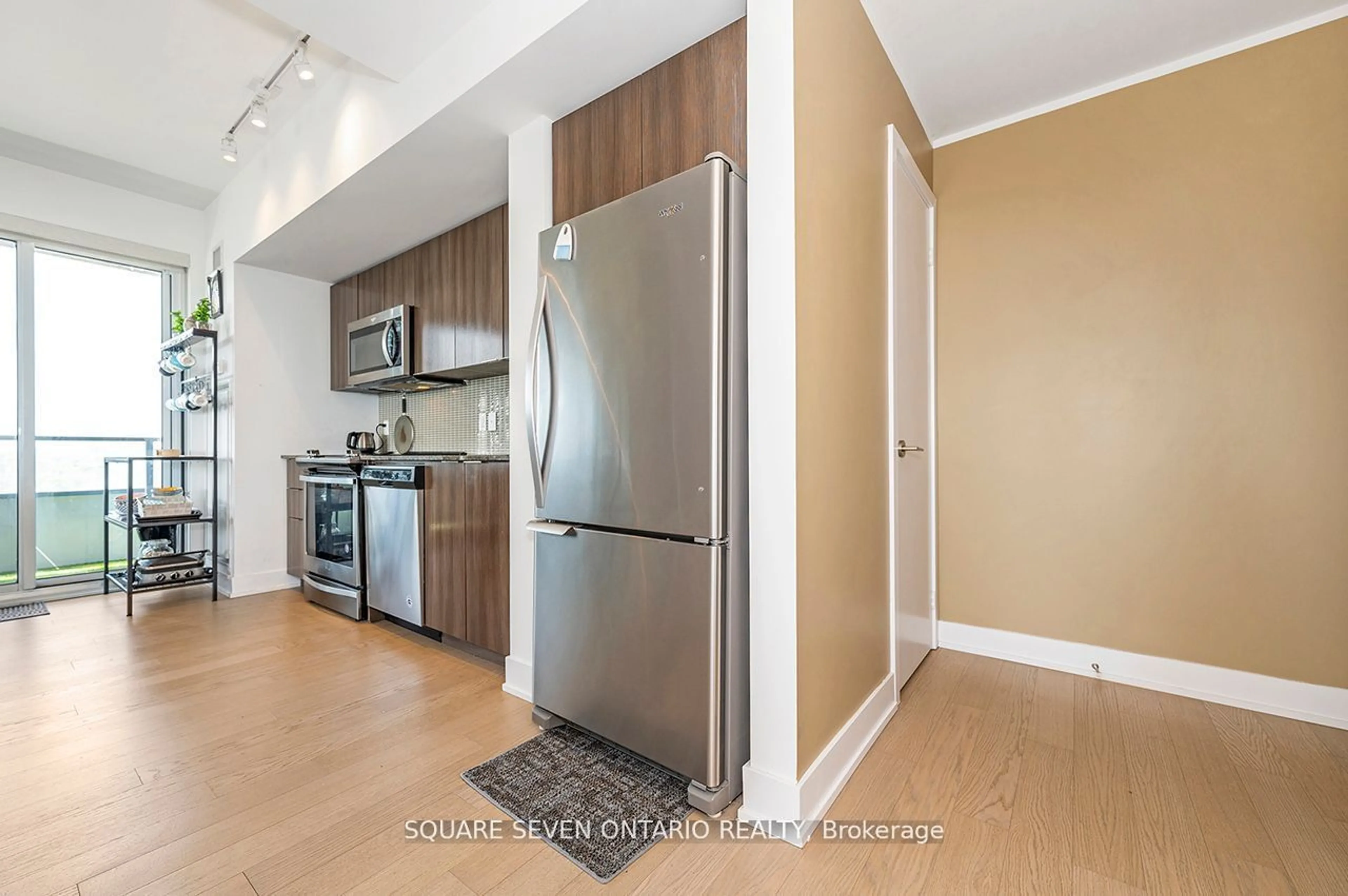 Standard kitchen for 30 Shore Breeze Dr #1621, Toronto Ontario M8V 0J1