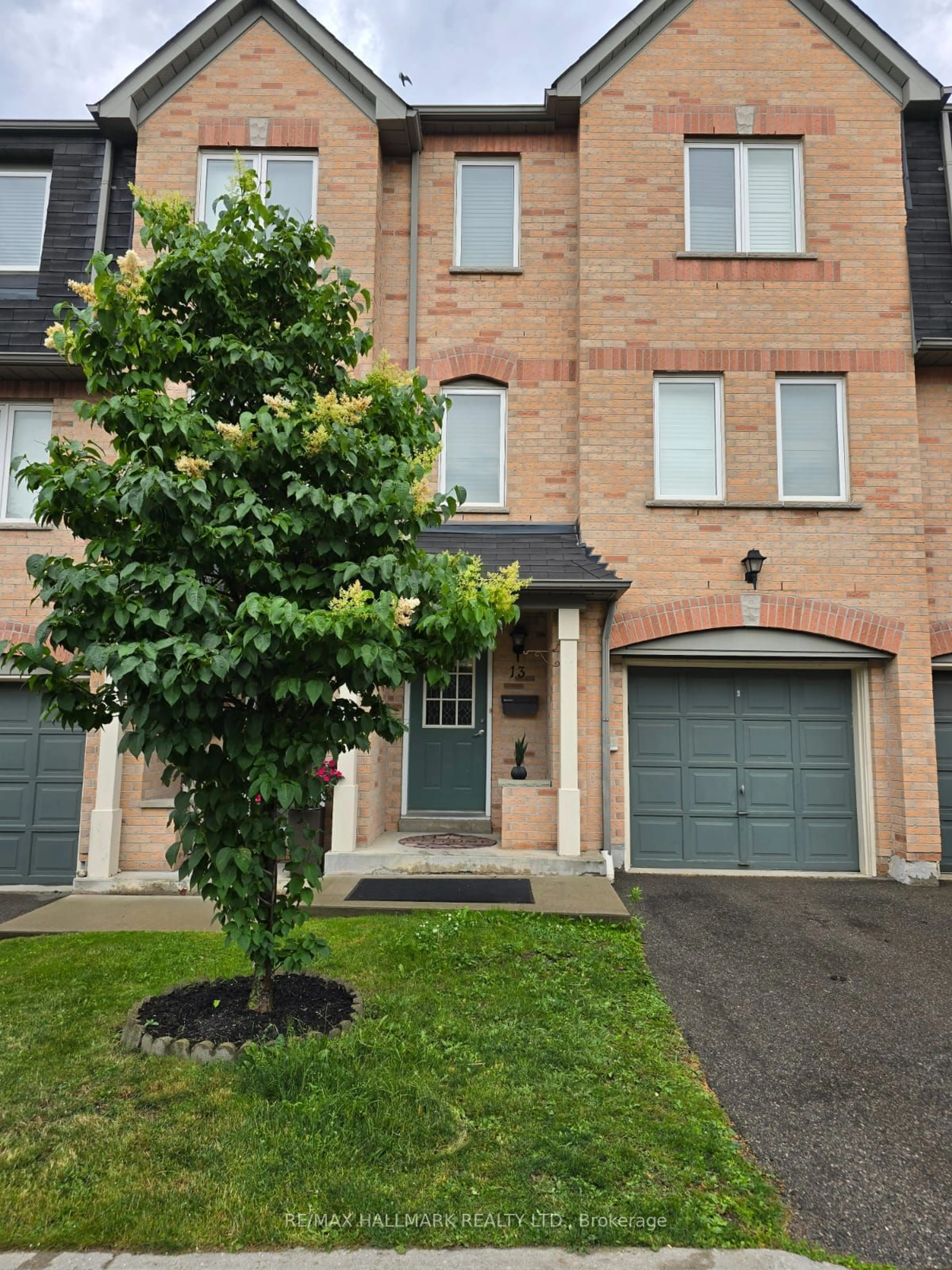 A pic from exterior of the house or condo for 2088 Leanne Blvd #13, Mississauga Ontario L4K 2S7