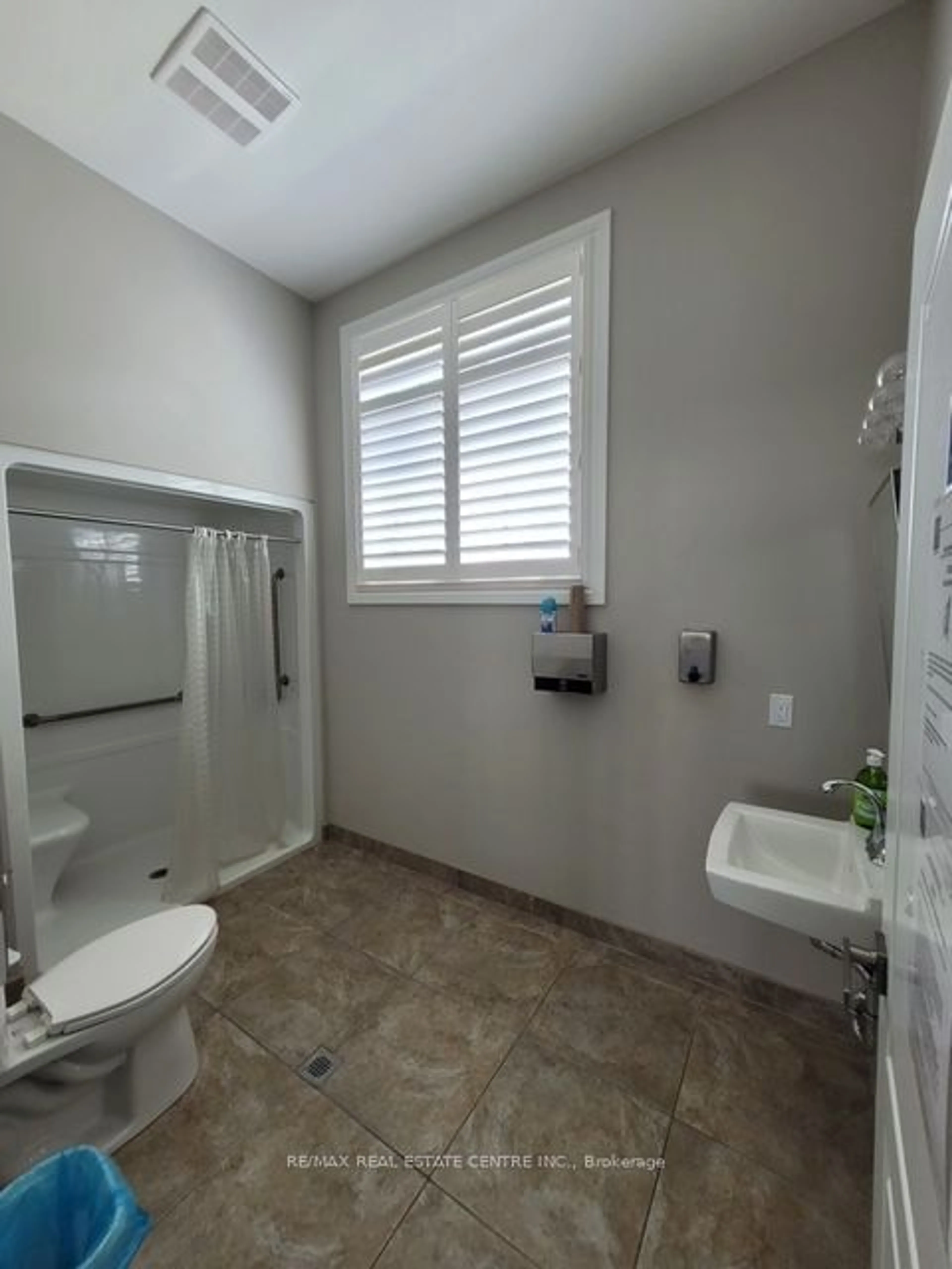 Standard bathroom for 1470 Main St #413, Milton Ontario L9T 8W6