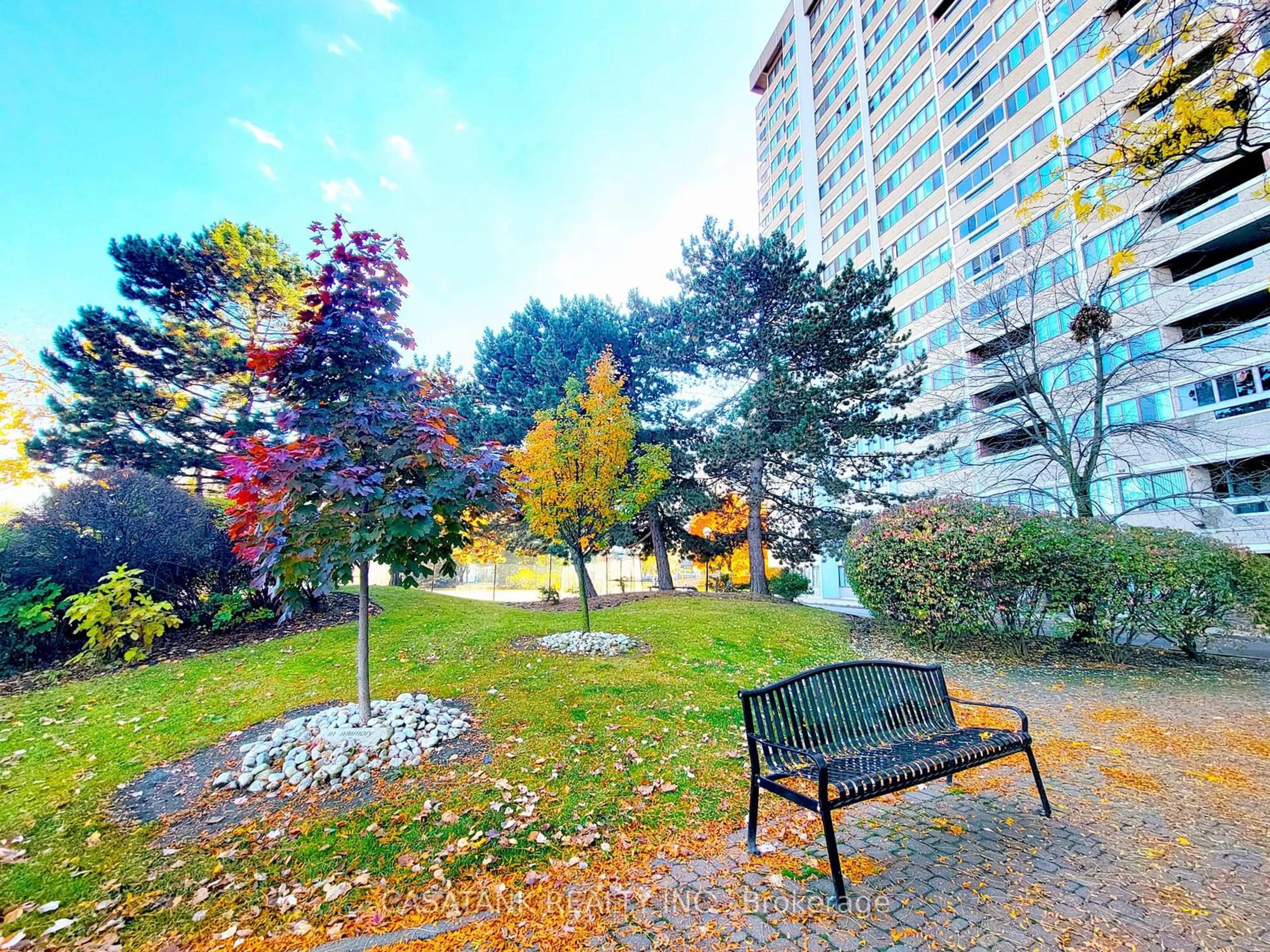 Patio for 1580 Mississauga Valley Blvd #103, Mississauga Ontario L5A 3T8