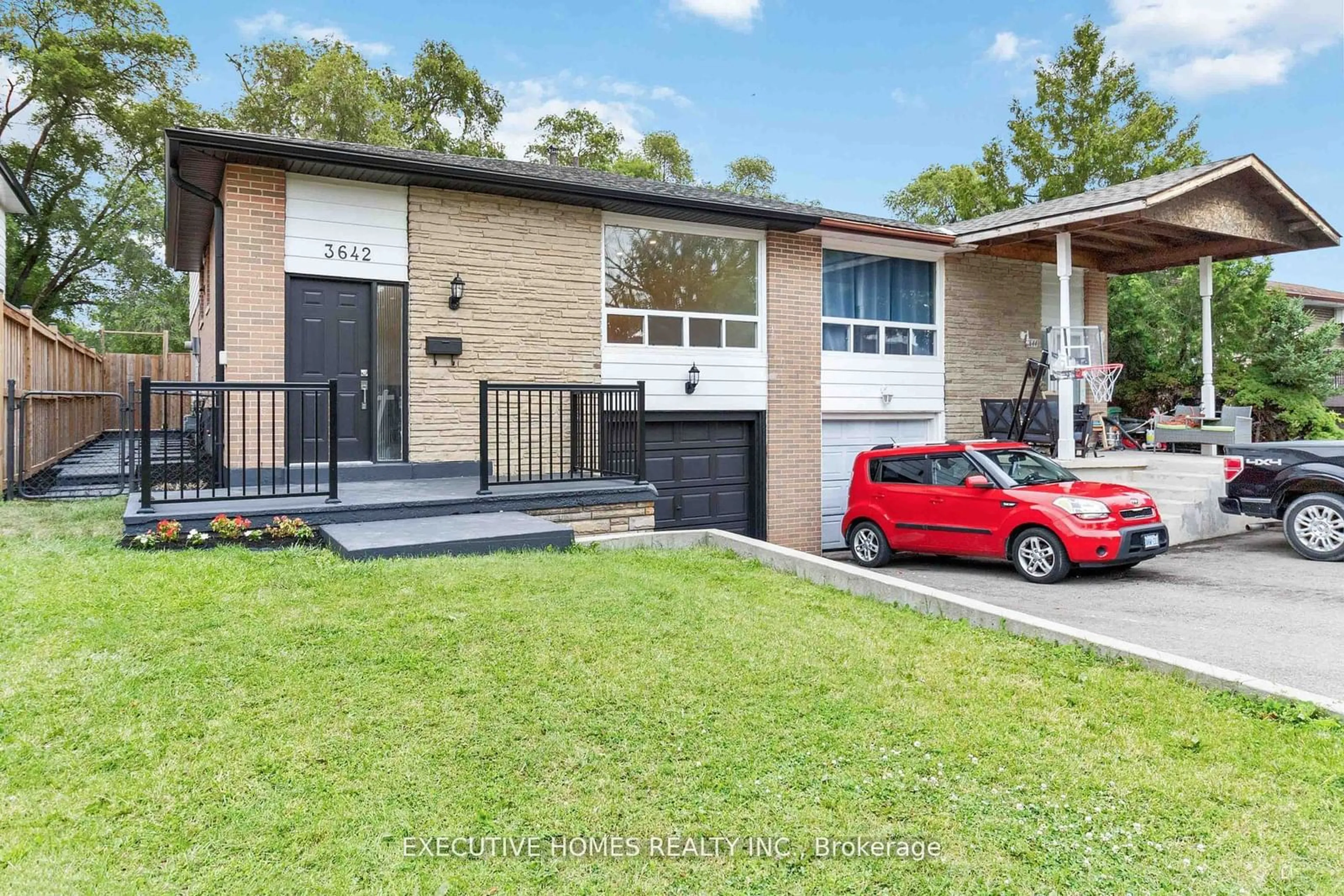 Home with brick exterior material for 3642 Ellengale Dr, Mississauga Ontario L5C 1Z7