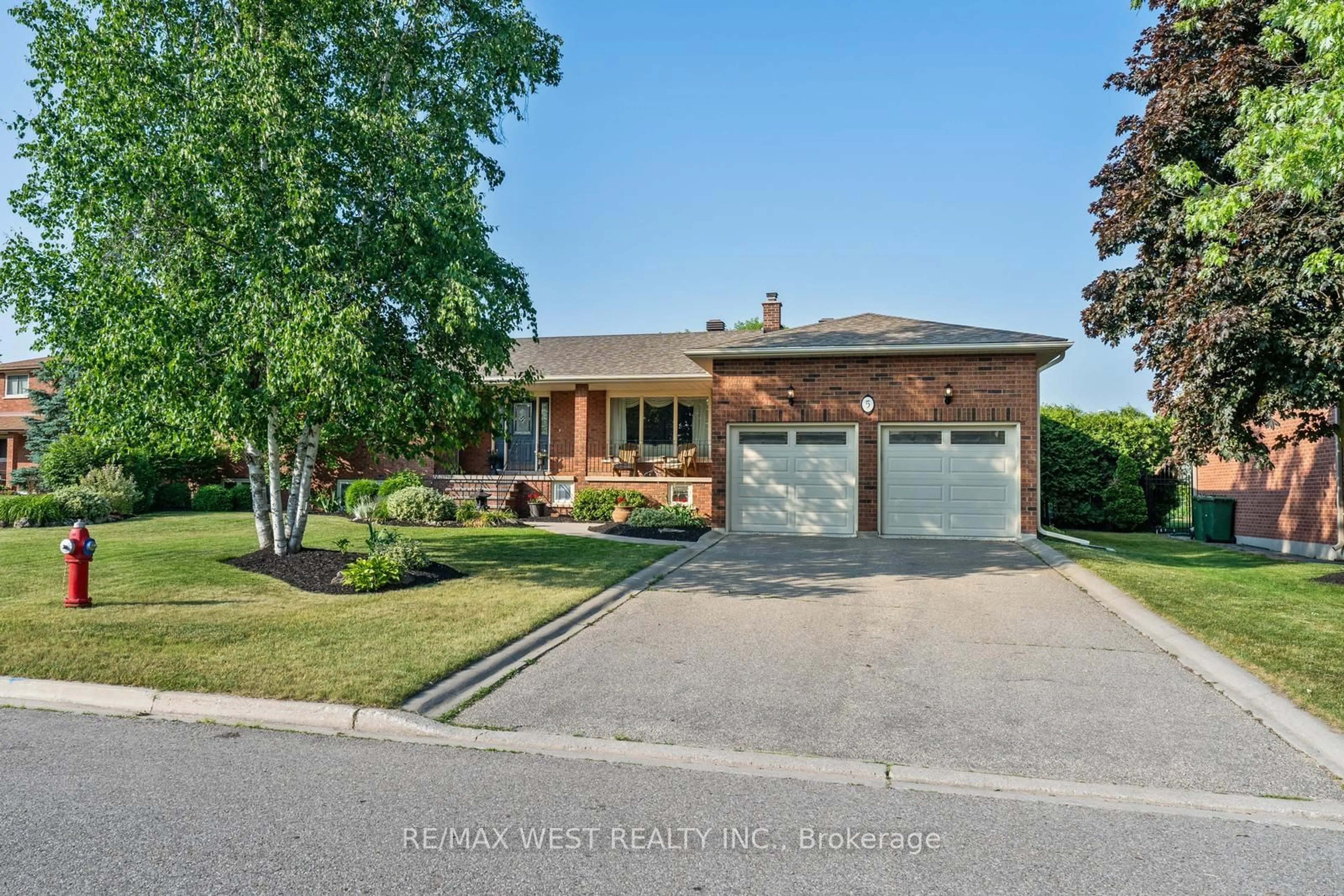 Frontside or backside of a home for 5 Mcleod Crt, Caledon Ontario L7C 1H7