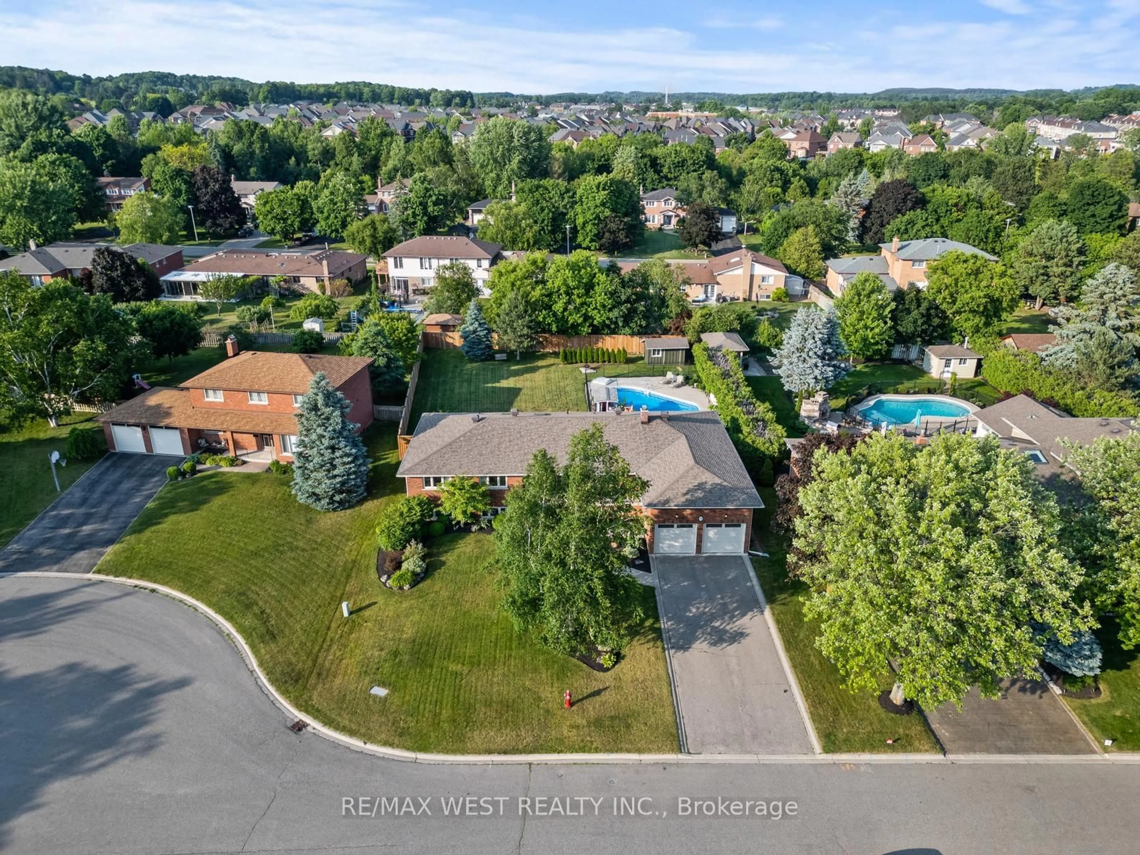 Frontside or backside of a home for 5 Mcleod Crt, Caledon Ontario L7C 1H7