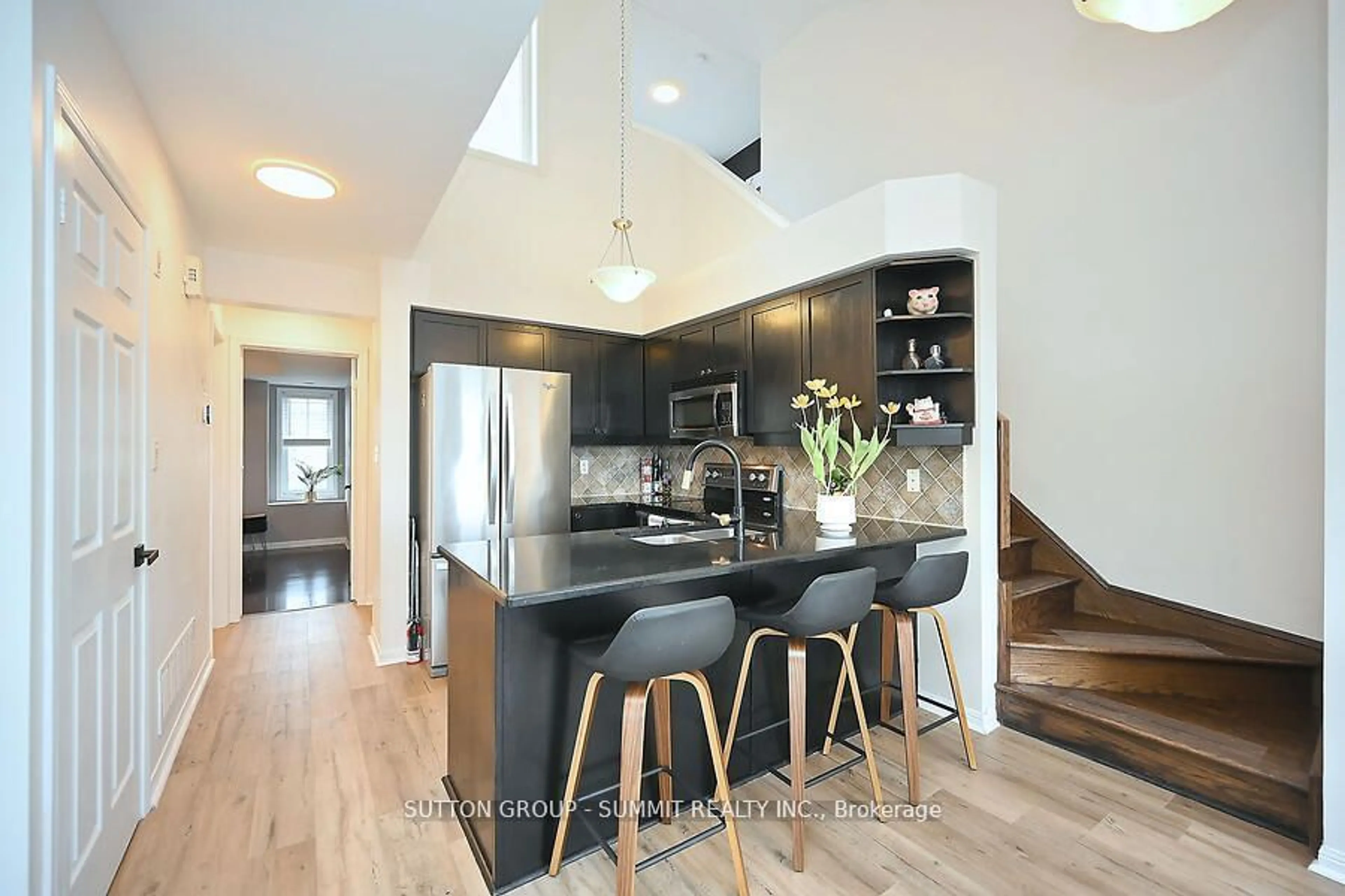 Contemporary kitchen for 633 DUNDAS St #6, Mississauga Ontario L5B 0B5