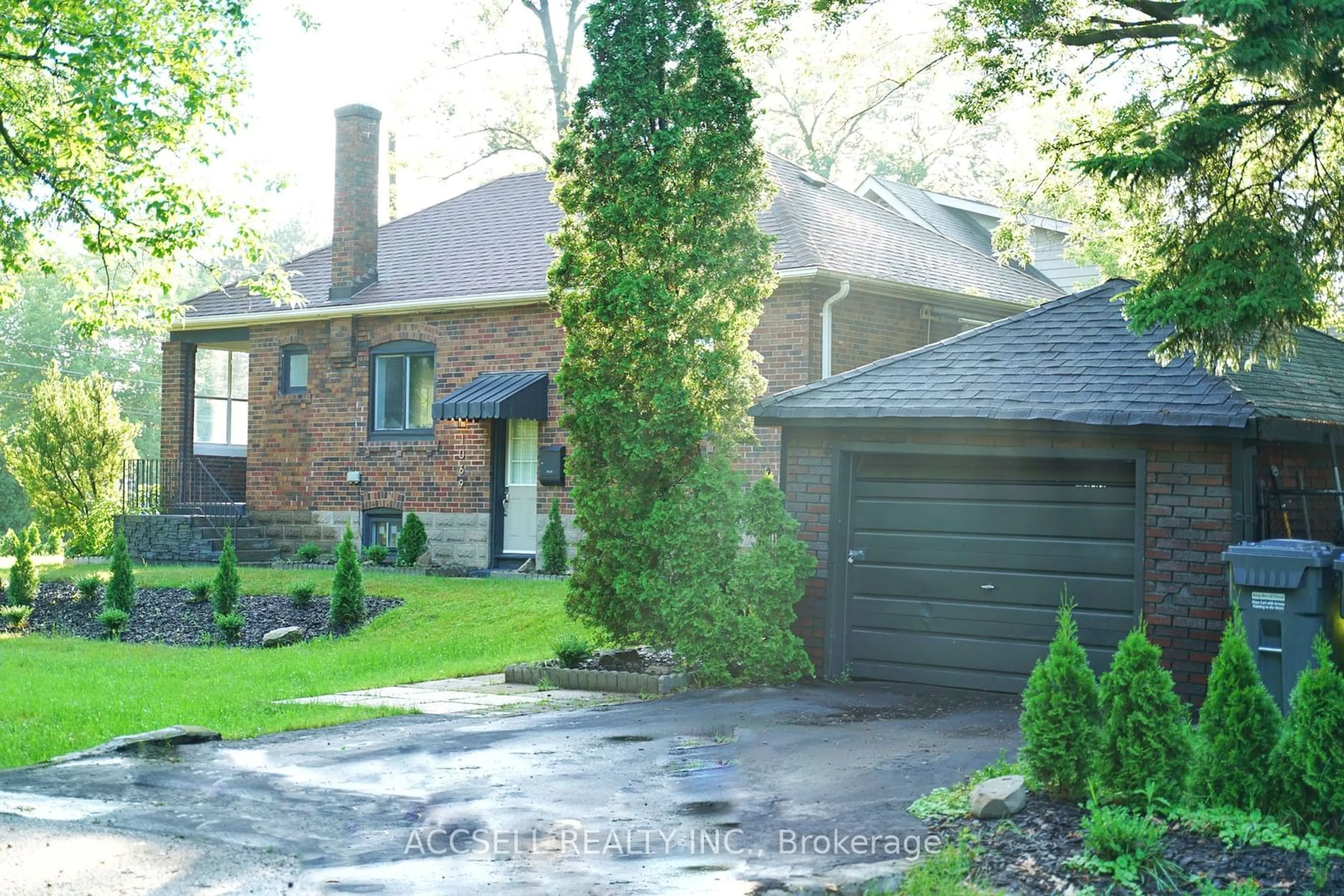 Home with brick exterior material for 1069 Dixie Rd, Mississauga Ontario L5E 2P5
