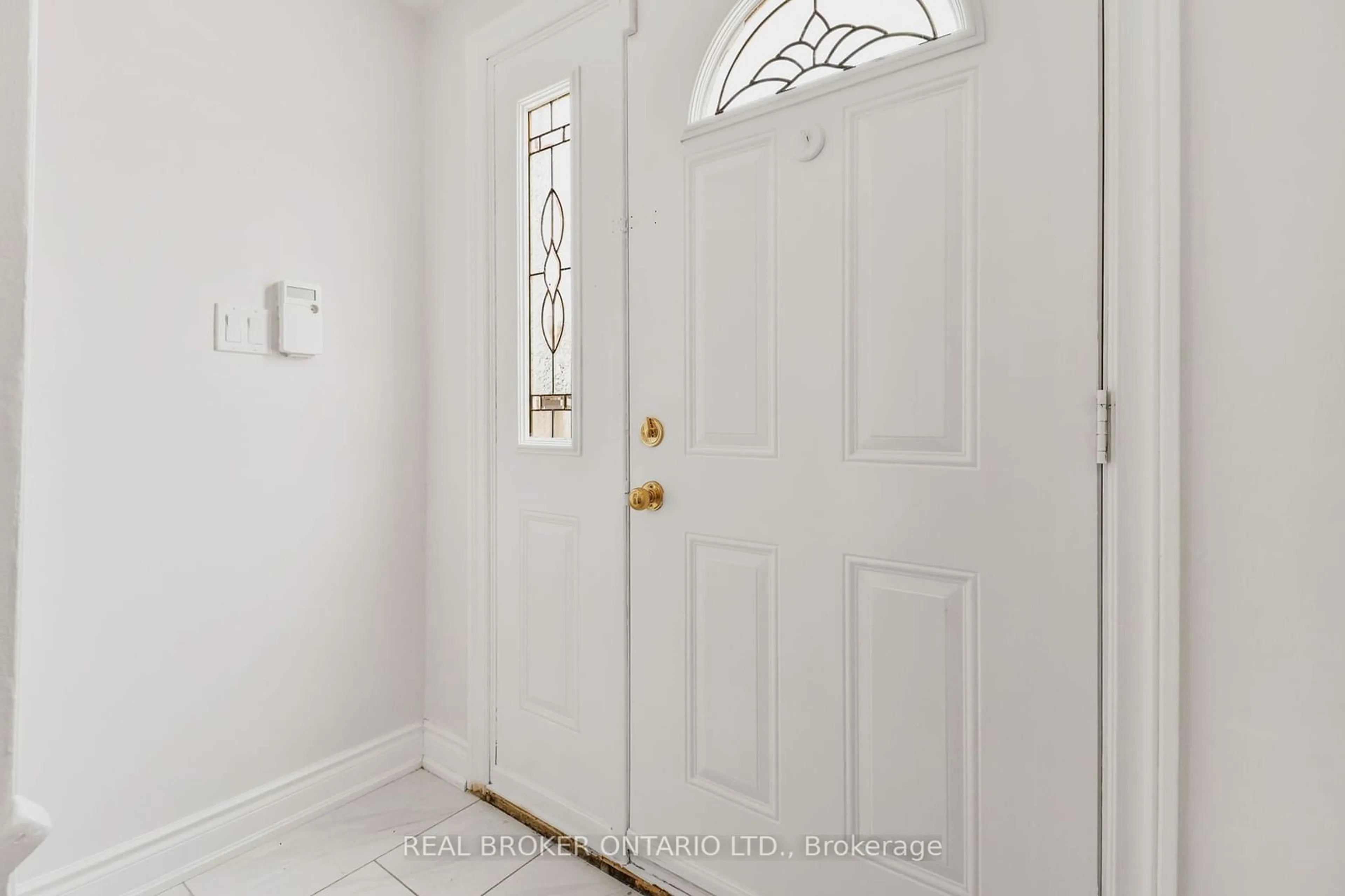 Indoor entryway for 7475 Goreway Dr #58, Mississauga Ontario L4T 3T3