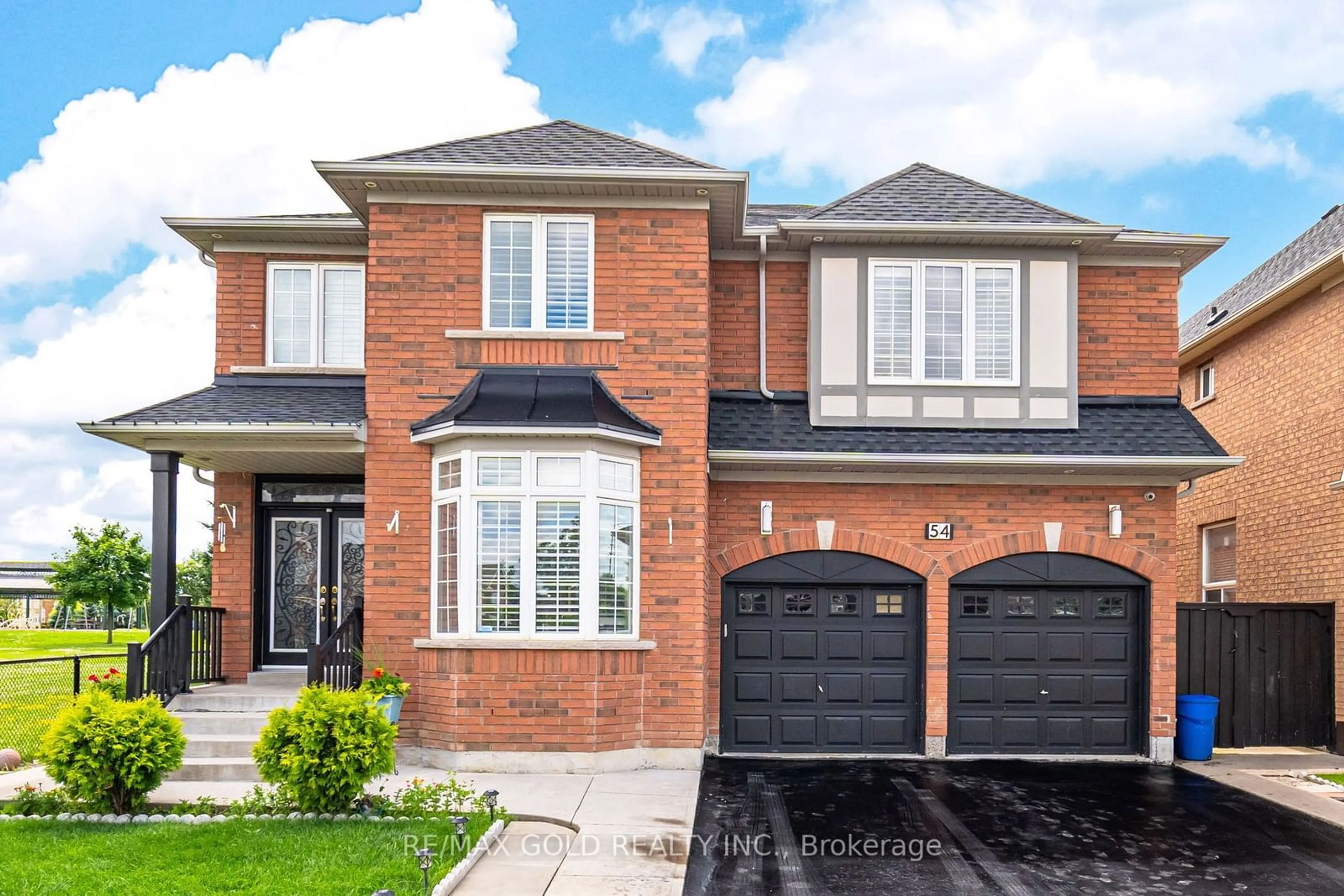 Home with brick exterior material for 54 Quailvalley Dr, Brampton Ontario L6R 0N4