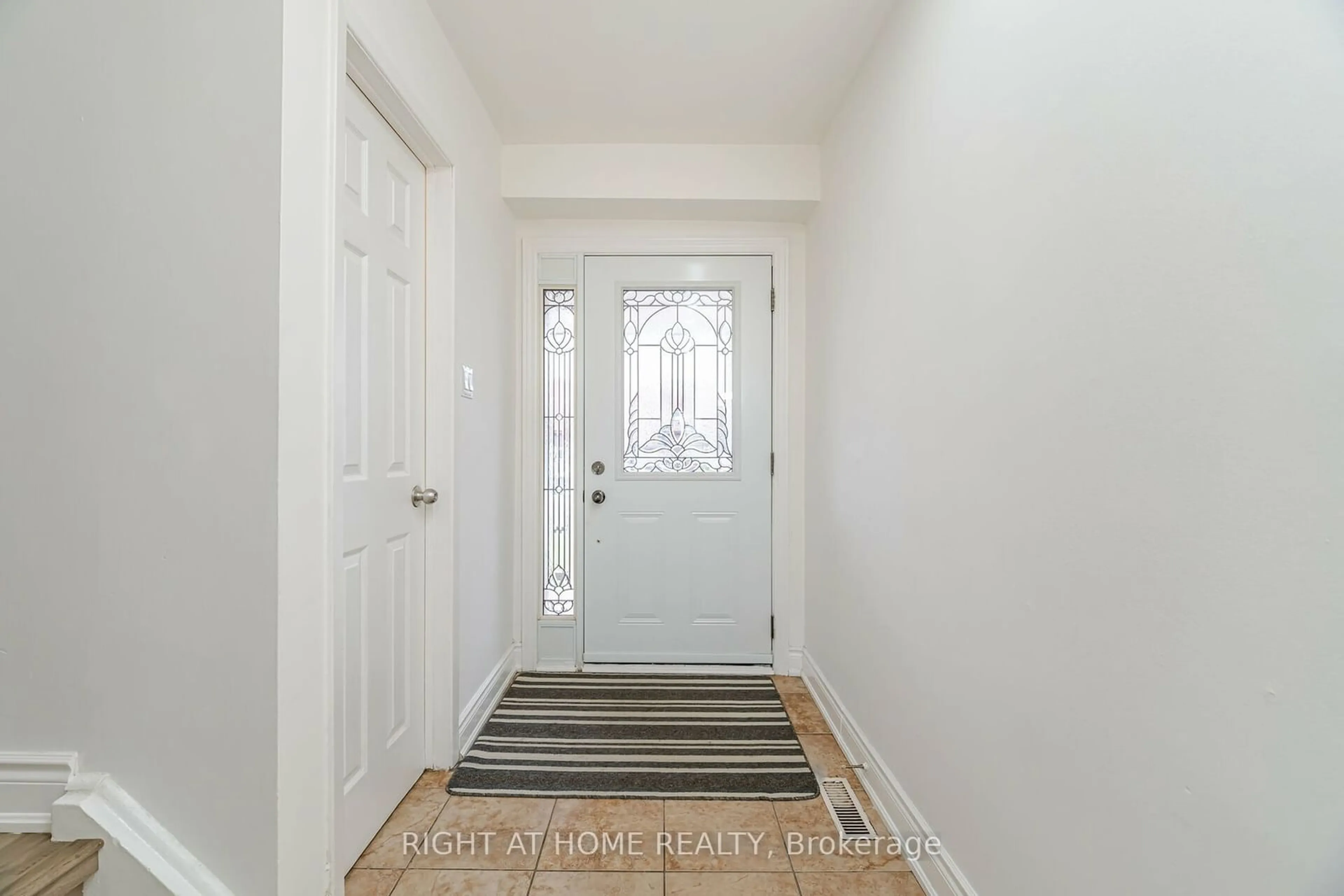 Indoor entryway for 7406 Darcel Ave #26, Mississauga Ontario L4T 2X7