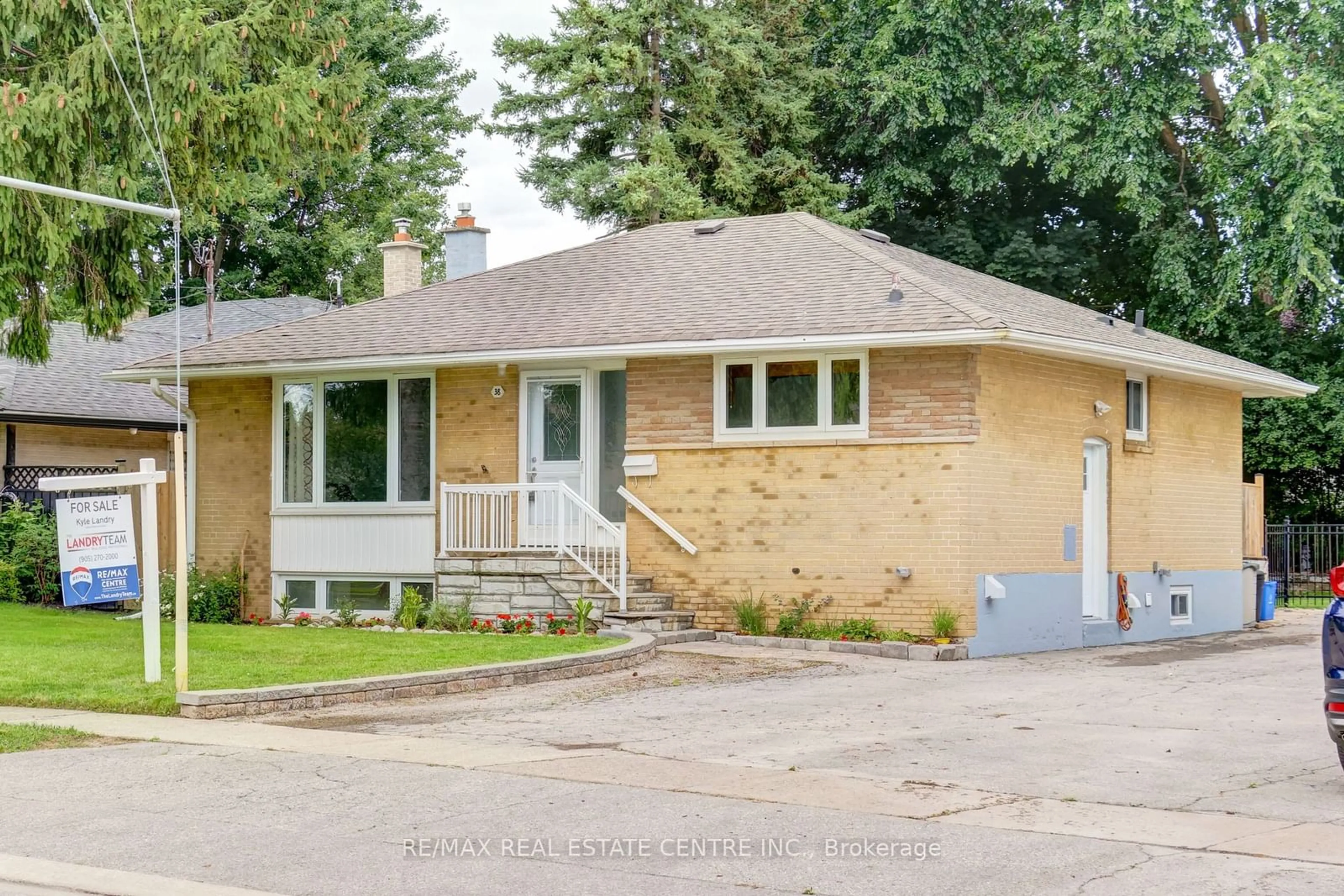 Frontside or backside of a home for 38 Weber Dr, Halton Hills Ontario L7G 1C4