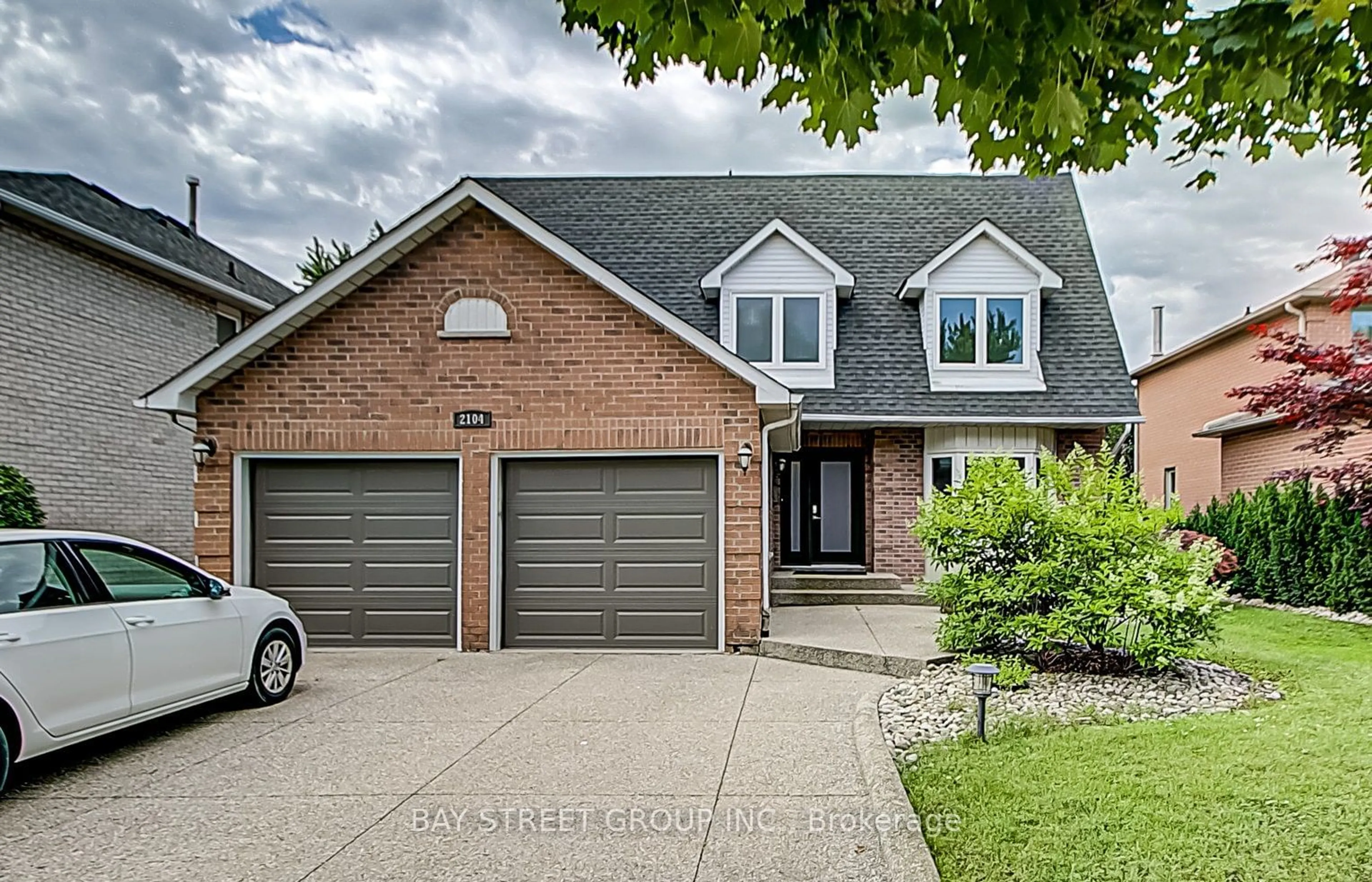 Home with brick exterior material for 2104 Mayflower Blvd, Oakville Ontario L6H 4E8