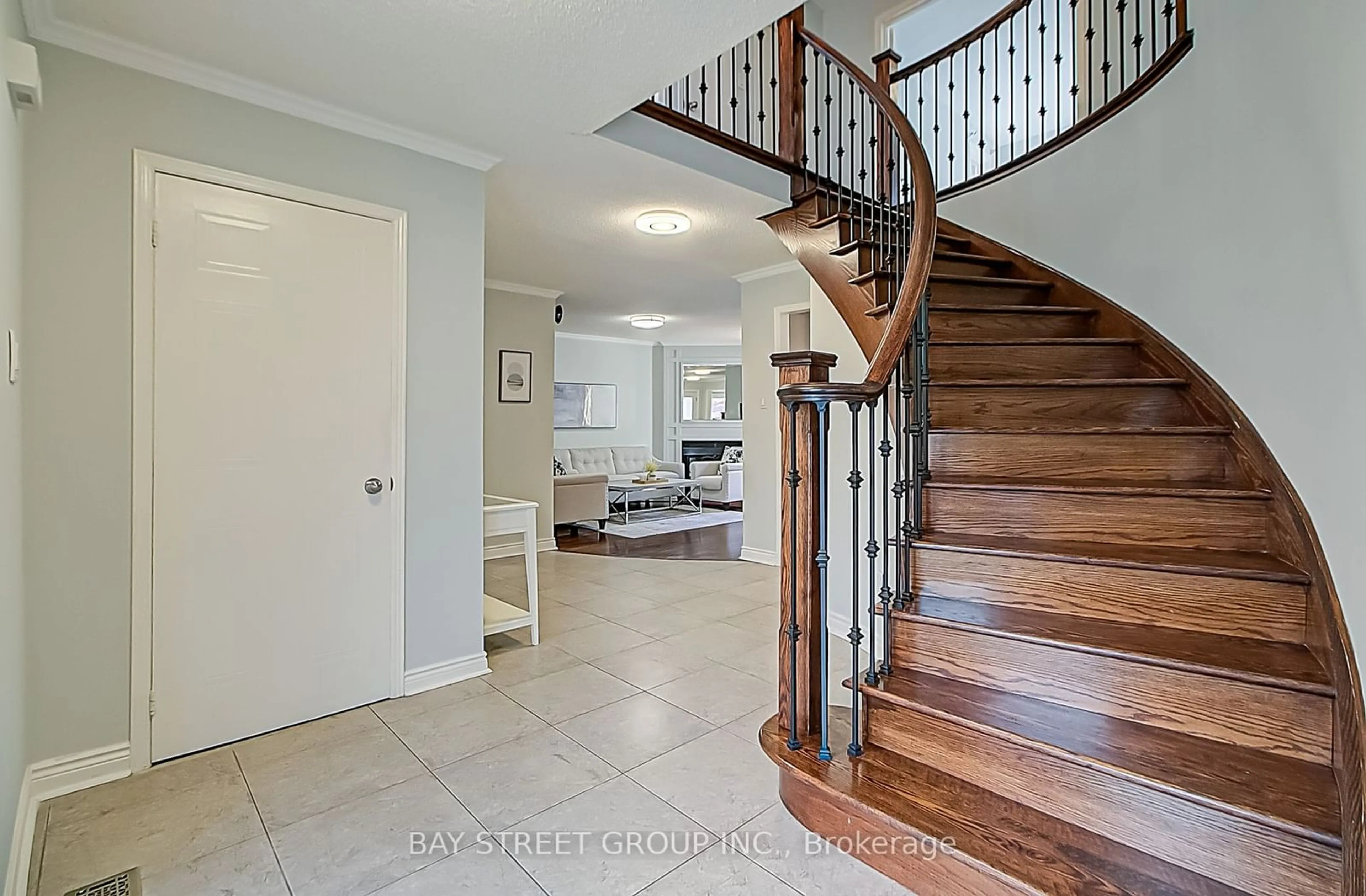 Indoor entryway for 2104 Mayflower Blvd, Oakville Ontario L6H 4E8