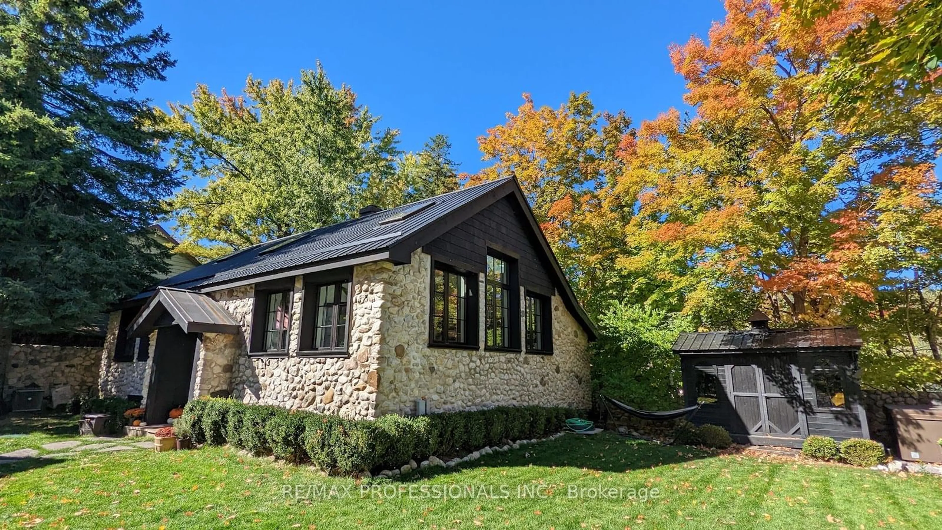 Cottage for 2 Pinnacle St, Caledon Ontario L7K 0E5