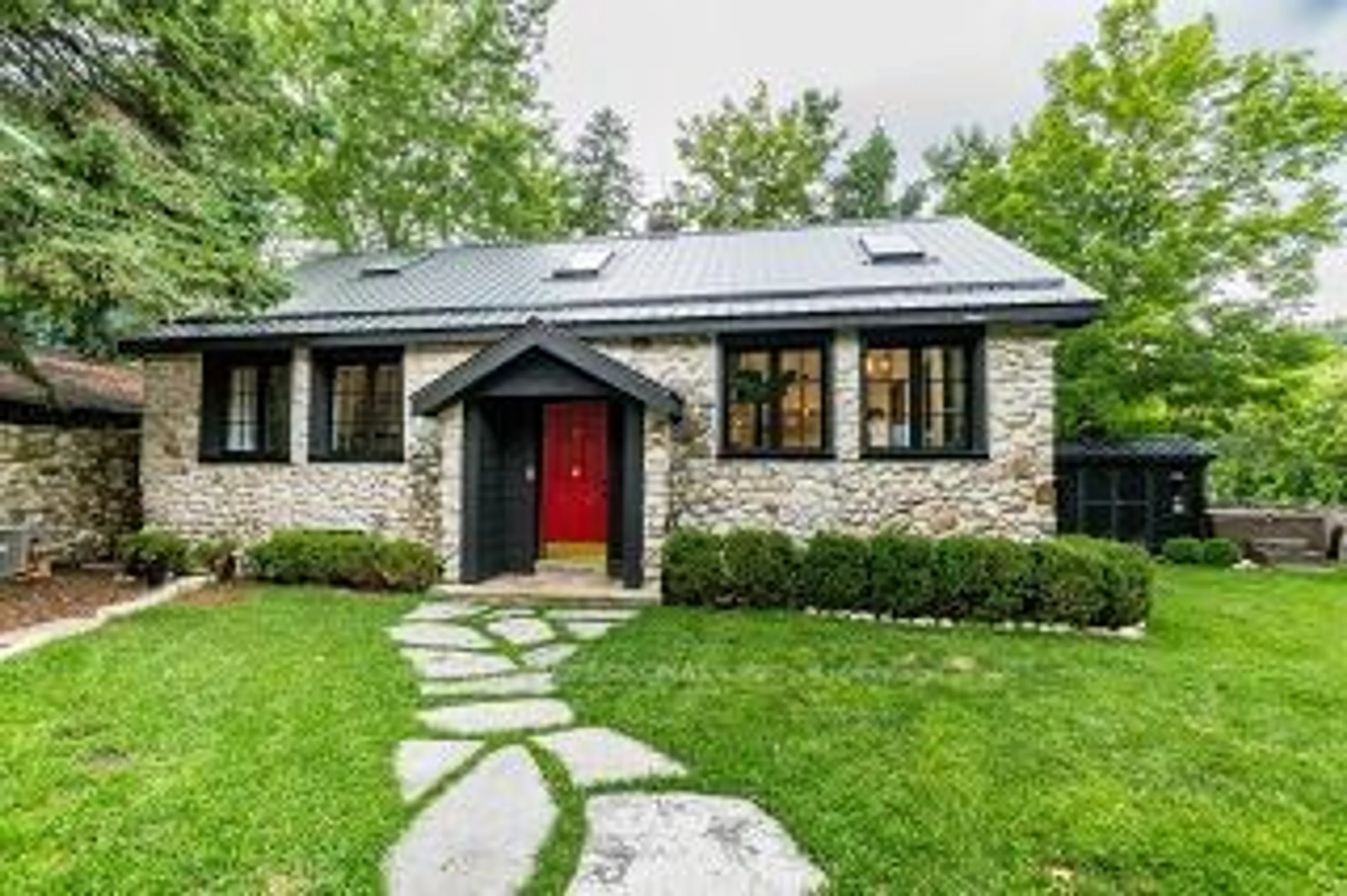 Home with brick exterior material for 2 Pinnacle St, Caledon Ontario L7K 0E5