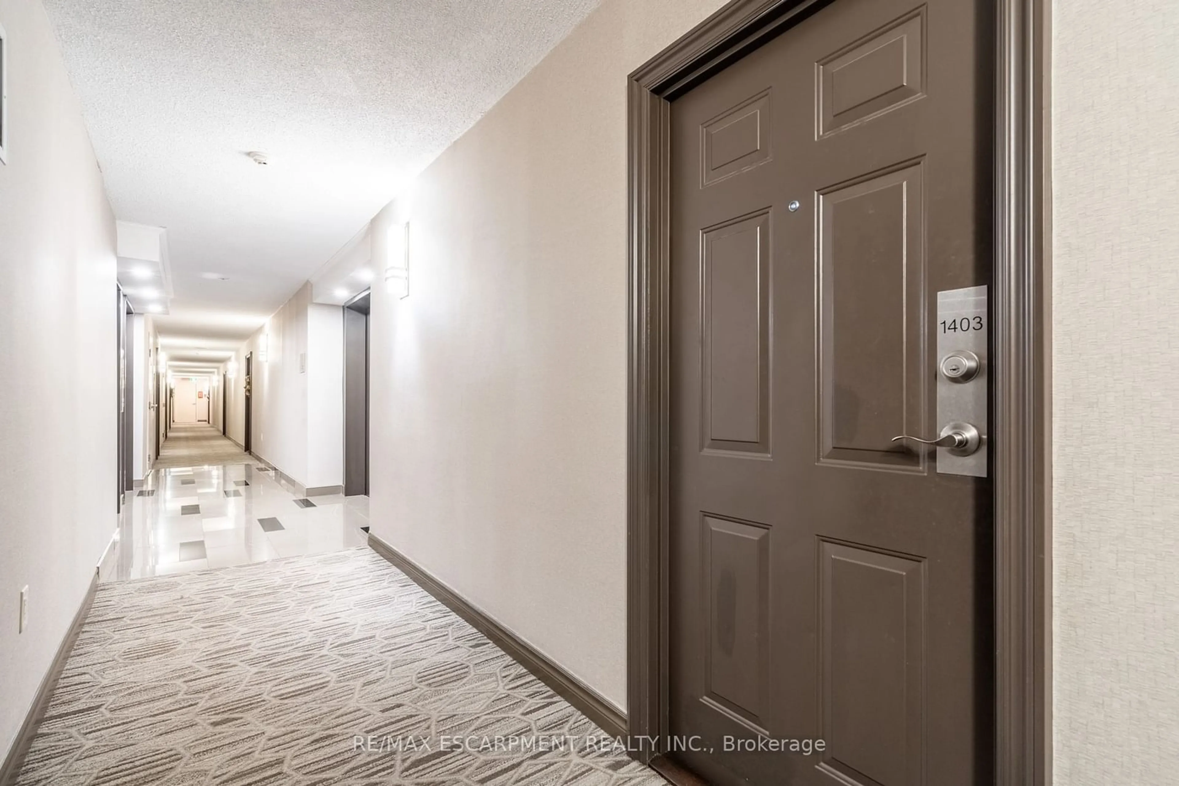 Indoor foyer for 1270 Maple Crossing Blvd #1403, Burlington Ontario L7S 2J3