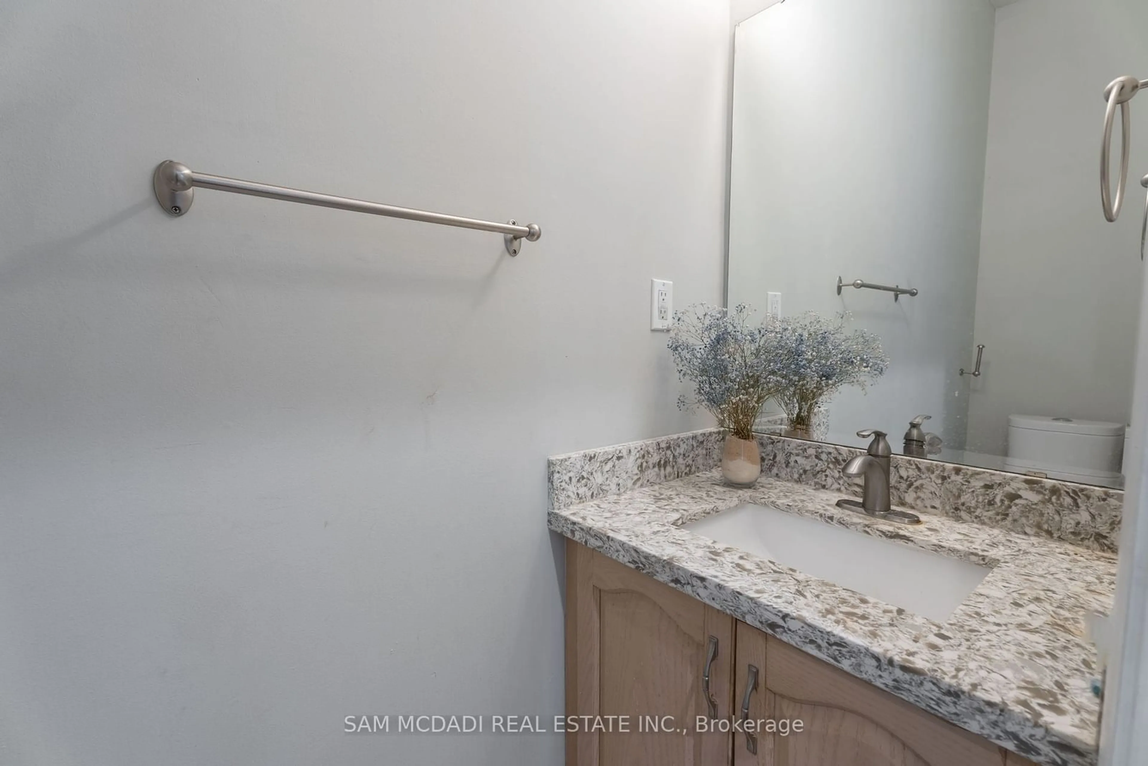 Bathroom for 5914 Long Valley Rd, Mississauga Ontario L5M 6J6