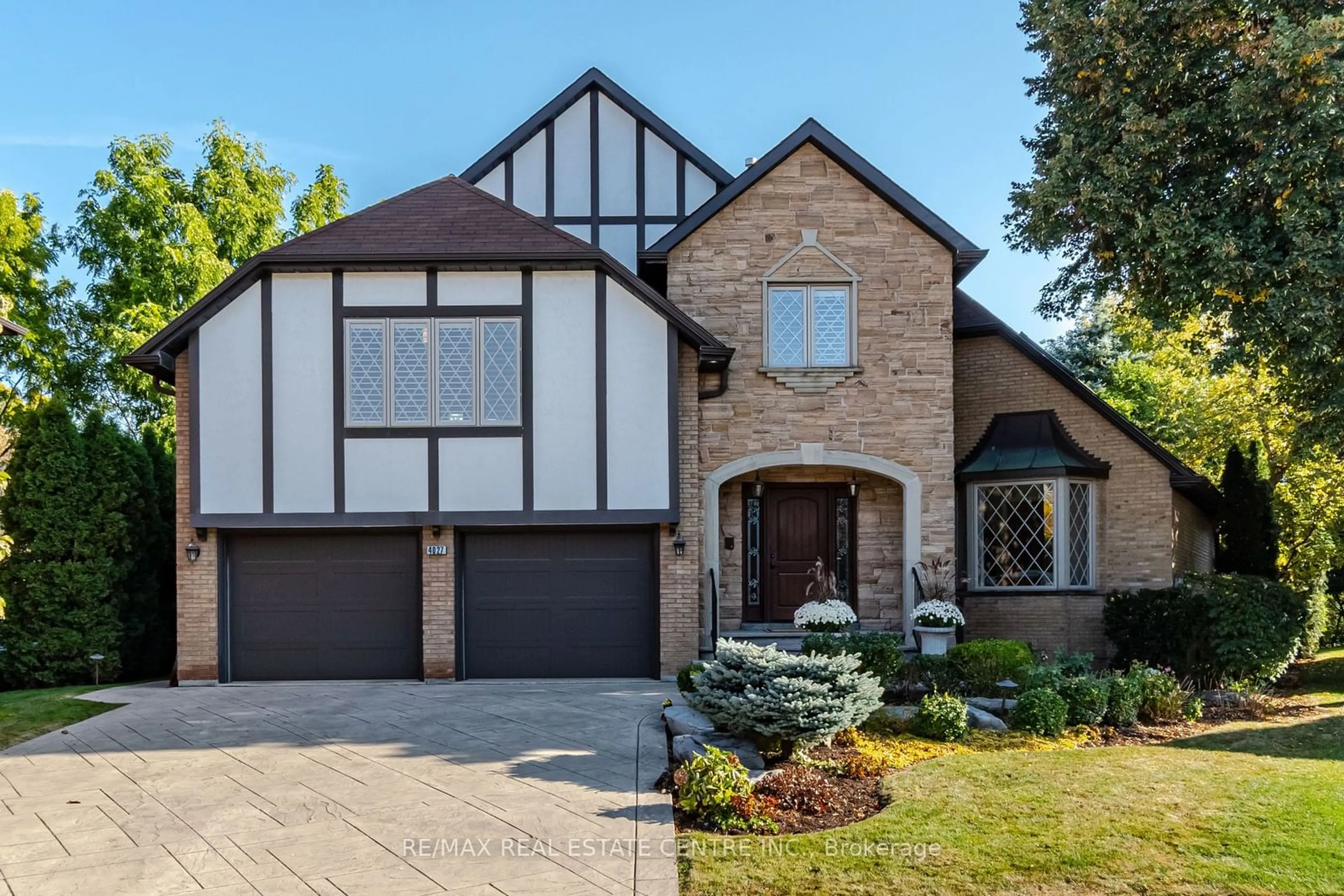 Home with brick exterior material for 4027 Lookout Crt, Mississauga Ontario L4W 4E9