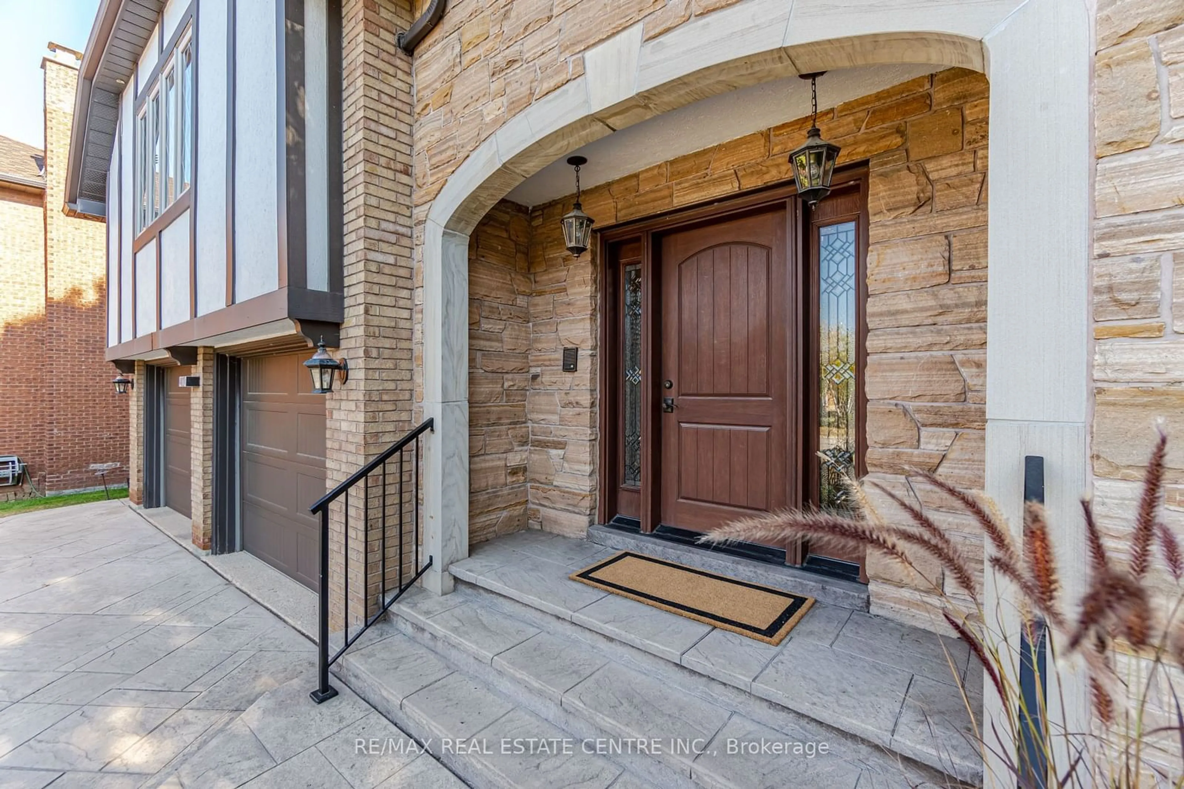 Indoor entryway for 4027 Lookout Crt, Mississauga Ontario L4W 4E9