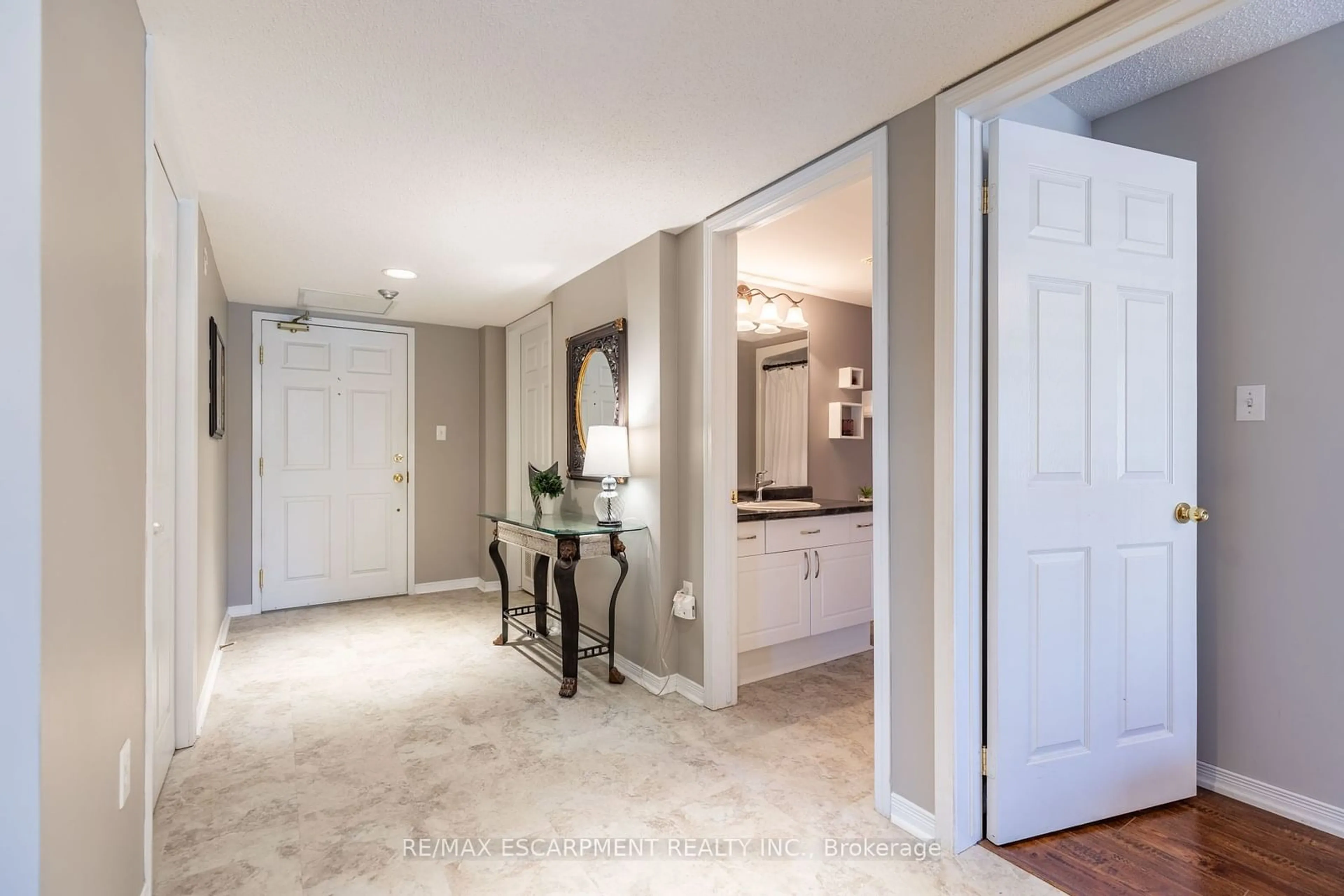 Indoor entryway for 216 Plains Rd #E209, Burlington Ontario L7T 4K8