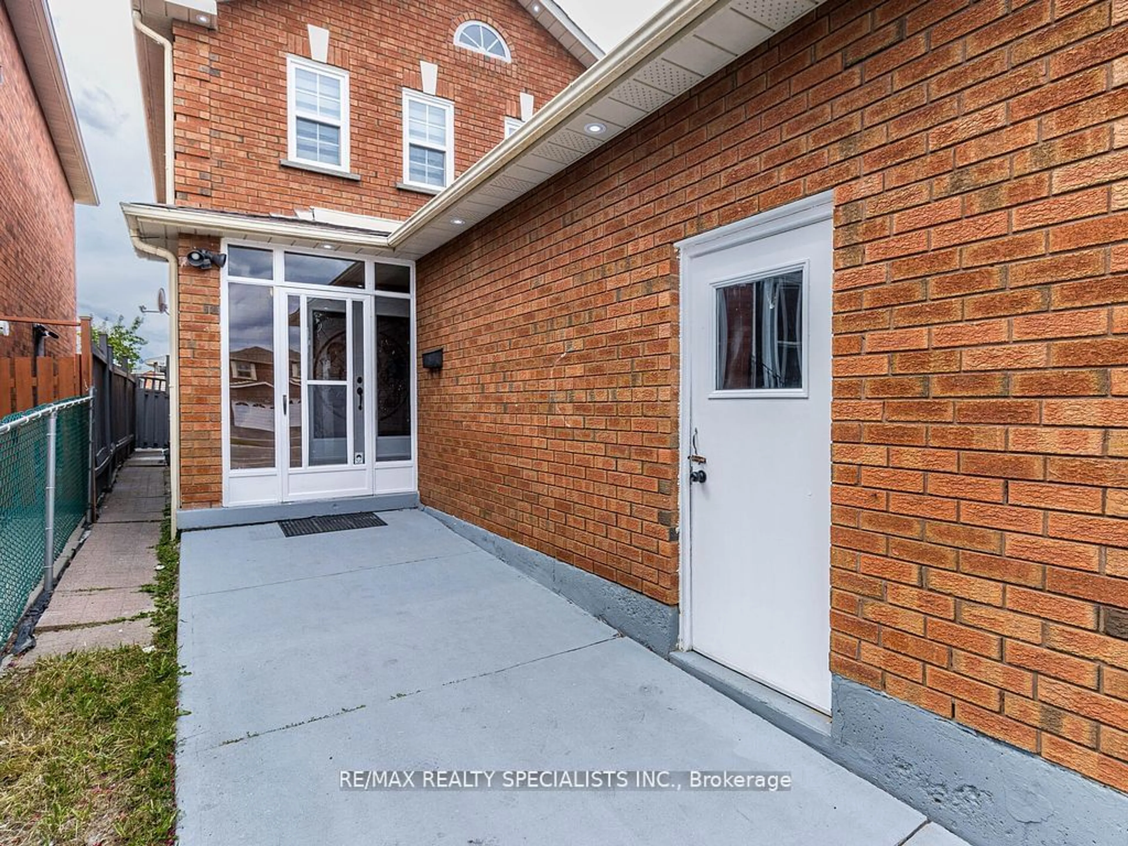 Home with brick exterior material for 46 Kingknoll Dr, Brampton Ontario L6Y 3G6