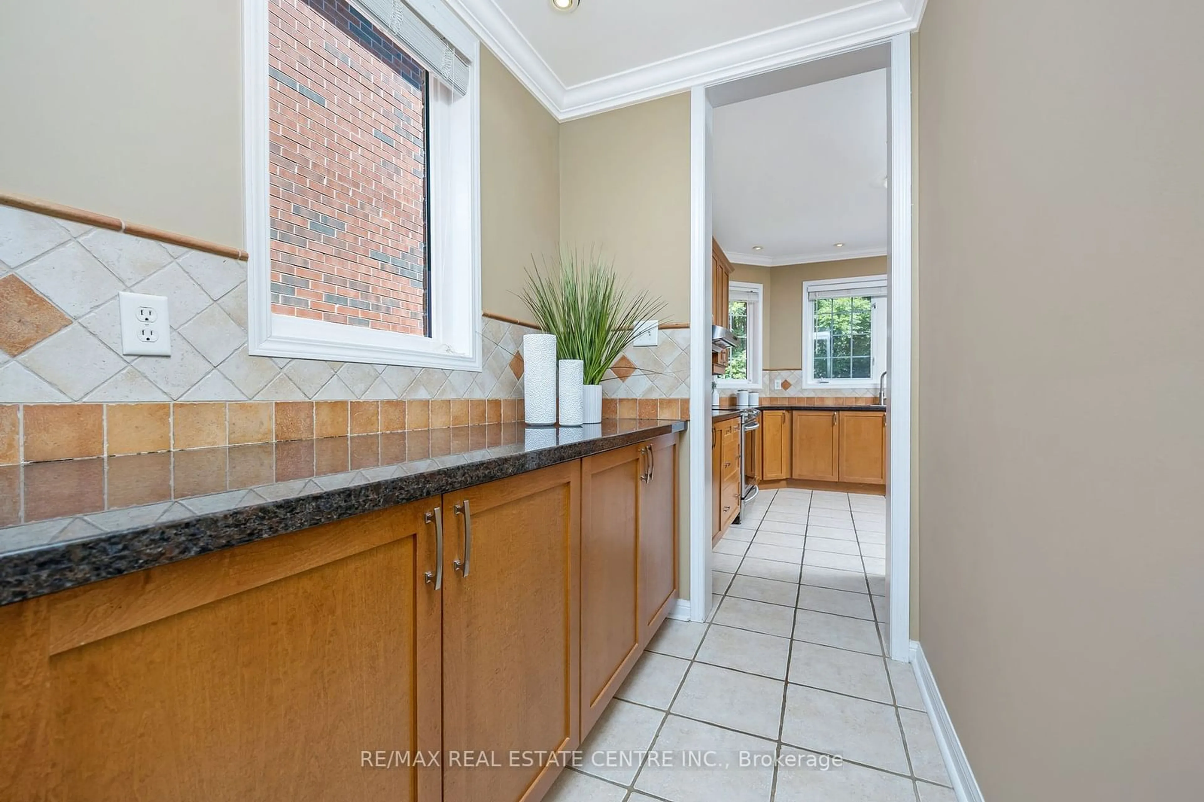 Kitchen for 124 Arborglen Dr, Halton Hills Ontario L7G 6L1