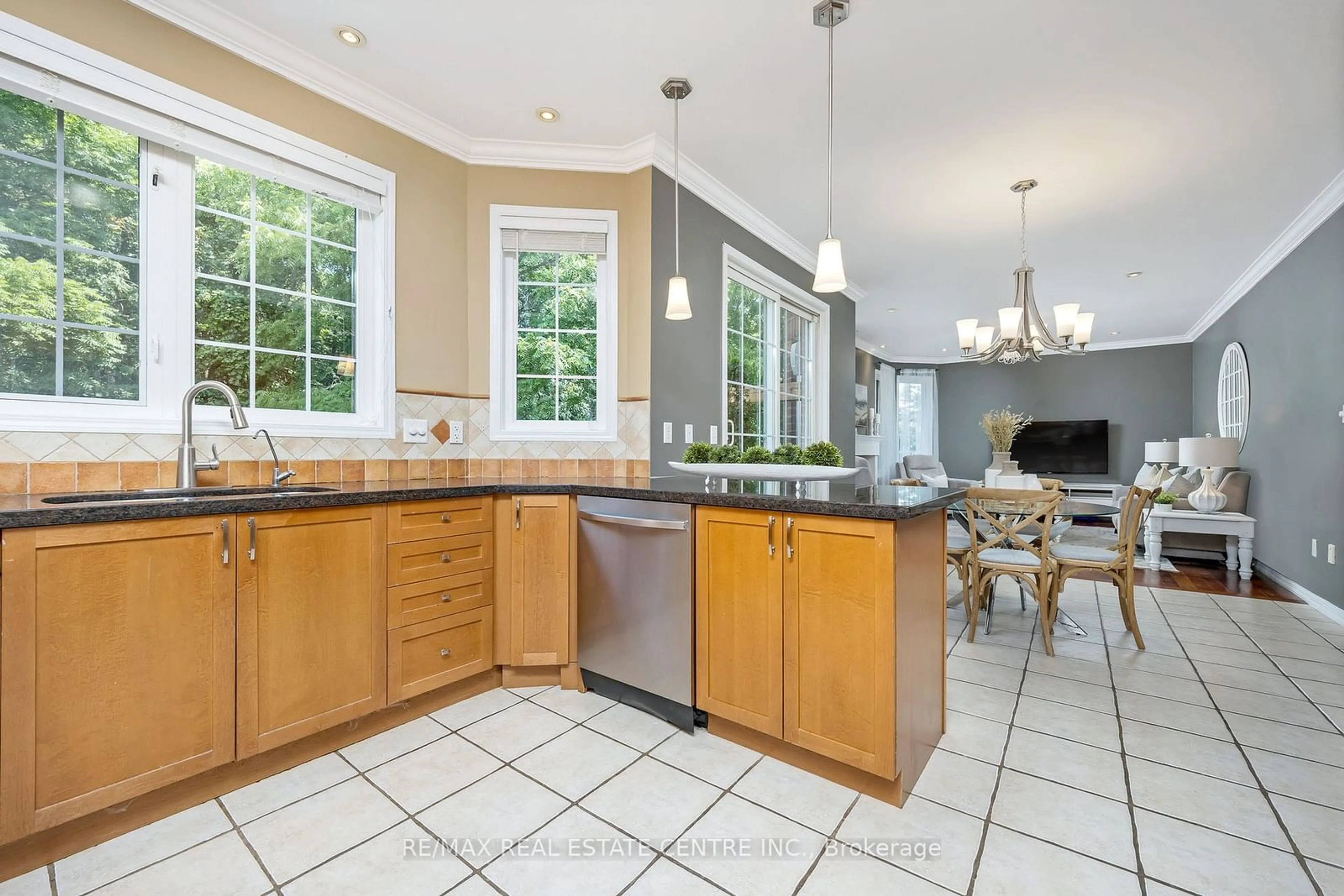 Kitchen for 124 Arborglen Dr, Halton Hills Ontario L7G 6L1